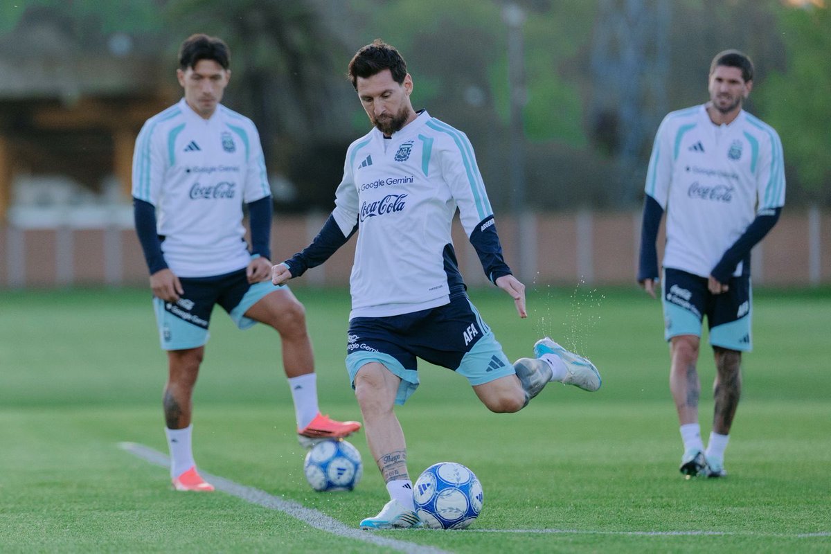 Argentina's tweet photo. #SelecciónMayor Entrenamiento con +1000 de aura ✨💫🥹 https://t.co/B41gVVBAvC