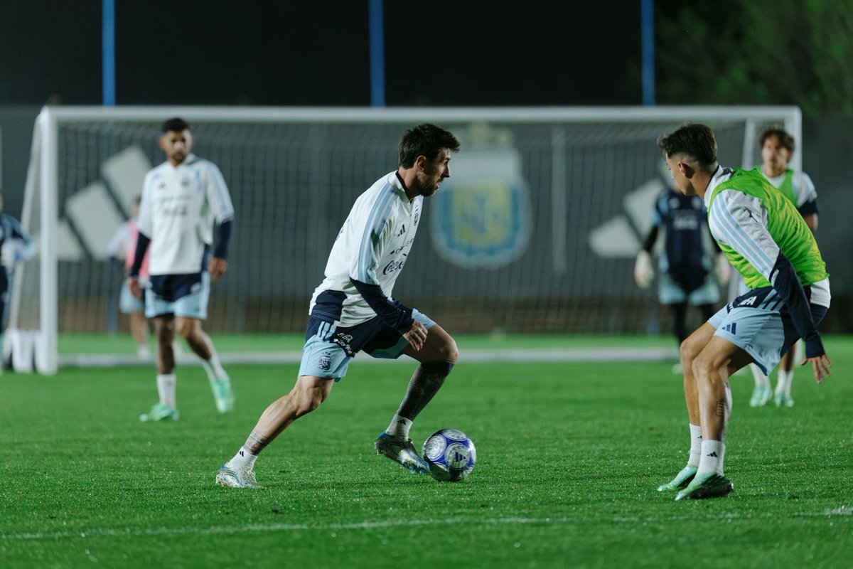 Argentina's tweet photo. #SelecciónMayor Entrenamiento con +1000 de aura ✨💫🥹 https://t.co/B41gVVBAvC