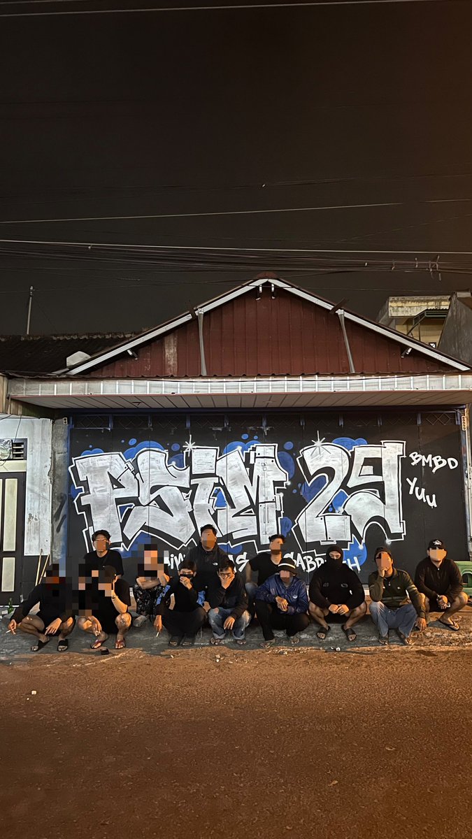 GabruthBrigade's tweet photo. Psssshh sssshhh klontang klontang
Kegiatan malam 🎨🖌 https://t.co/XdIg7cK0AE