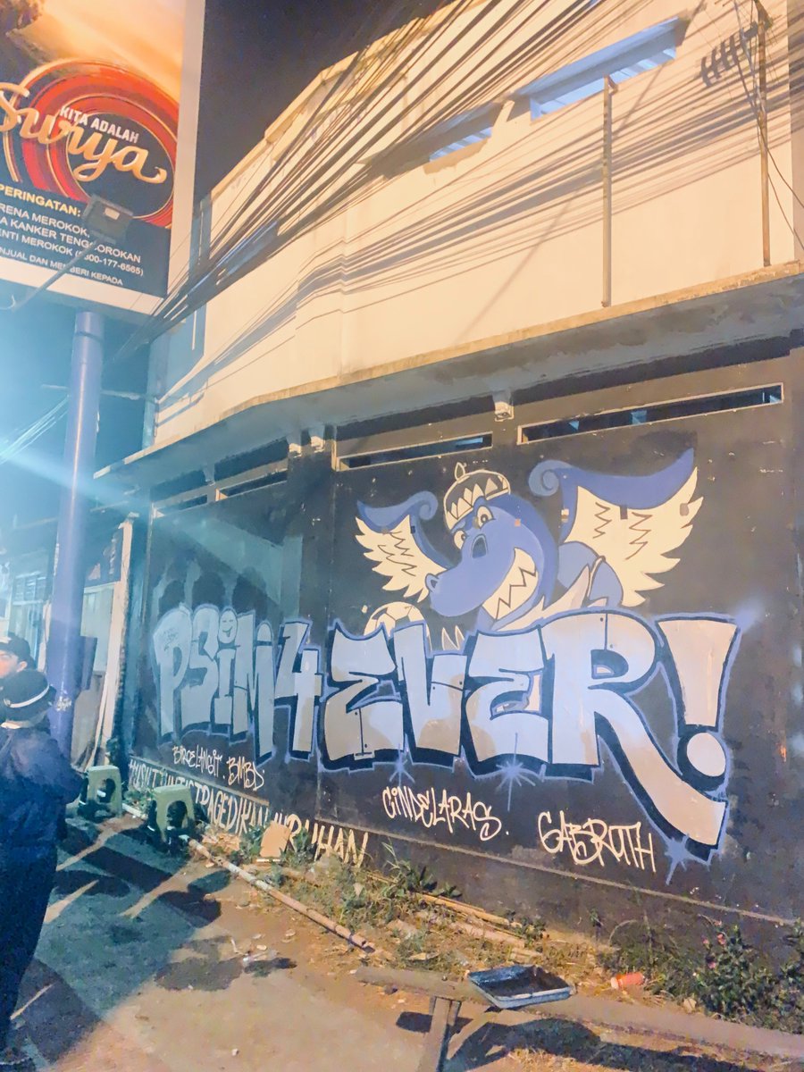 GabruthBrigade's tweet photo. Psssshh sssshhh klontang klontang
Kegiatan malam 🎨🖌 https://t.co/XdIg7cK0AE