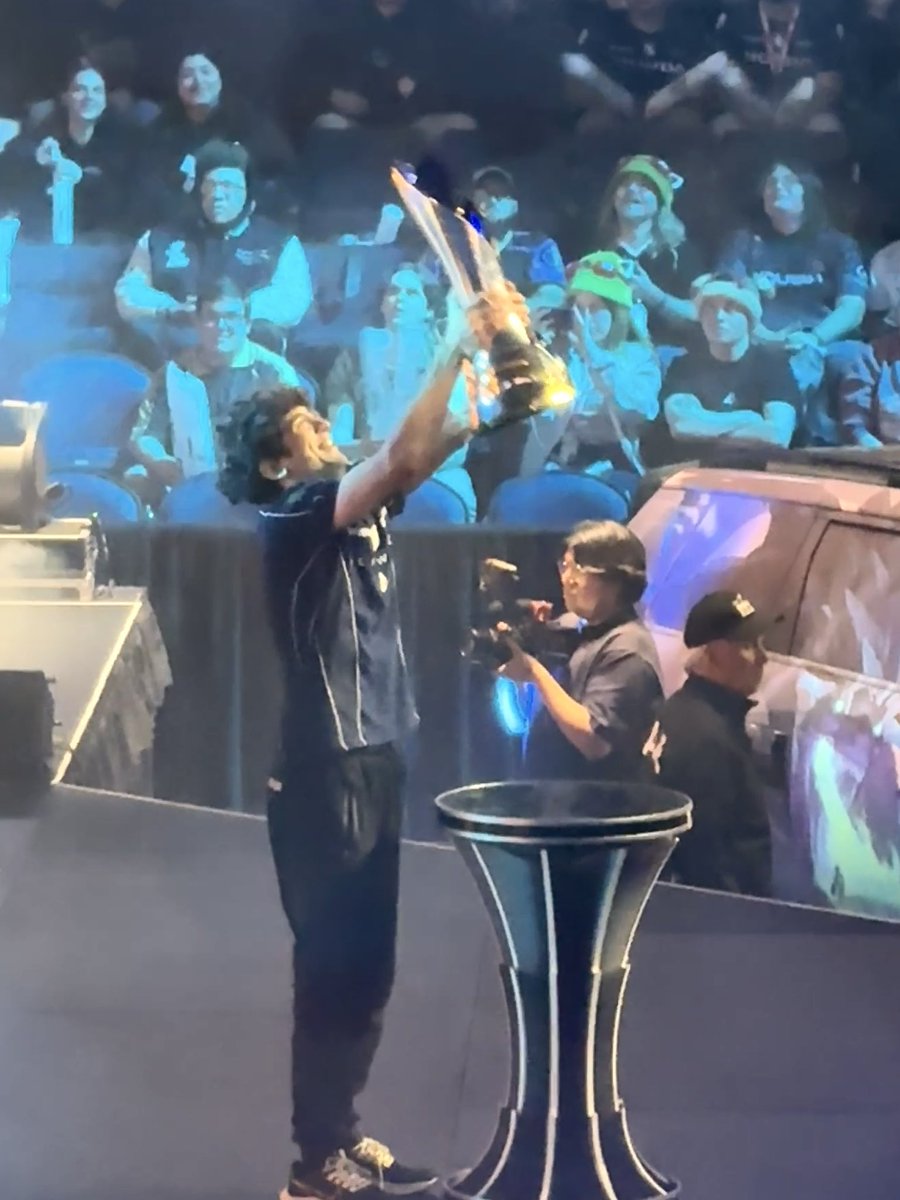 kelseyremige's tweet photo. im cryin he looks so proud!!! 🥲💙 @Josedeodo https://t.co/XFKTAcdAhj