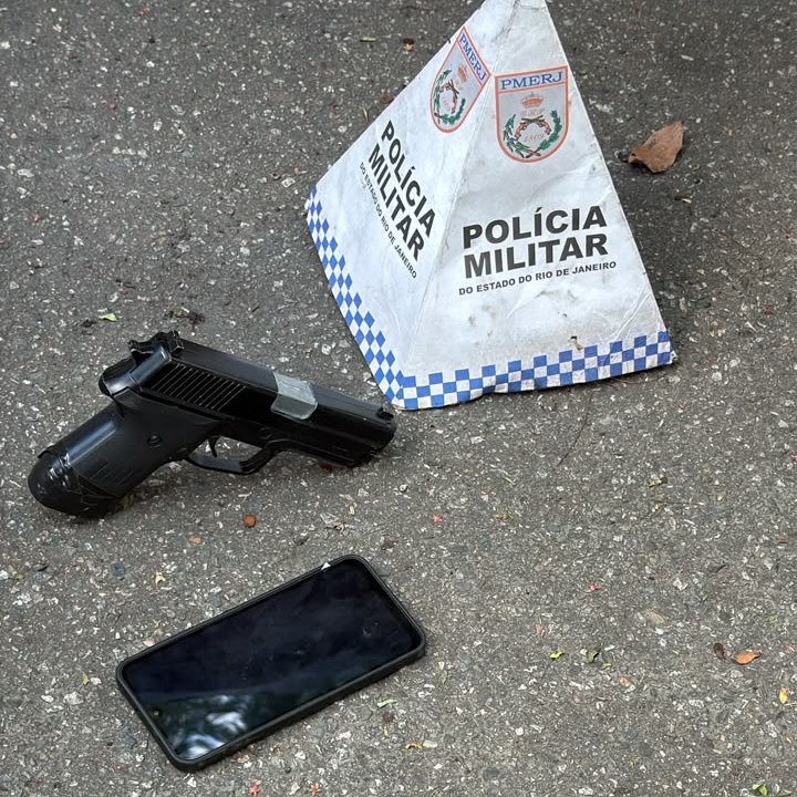 PMERJ's tweet photo. 🛑 SIMULACRO DE ARMA APREENDIDO NO MARACANÃ
Policiais do #6BPM apreenderam um simulacro de pistola e um celular durante ação que resultou na detenção de dois acusados na tarde deste domingo (4), na Avenida Rei Pelé, próximo ao Maracanã, na Zona Norte do Rio. https://t.co/7fyhr8xbTR