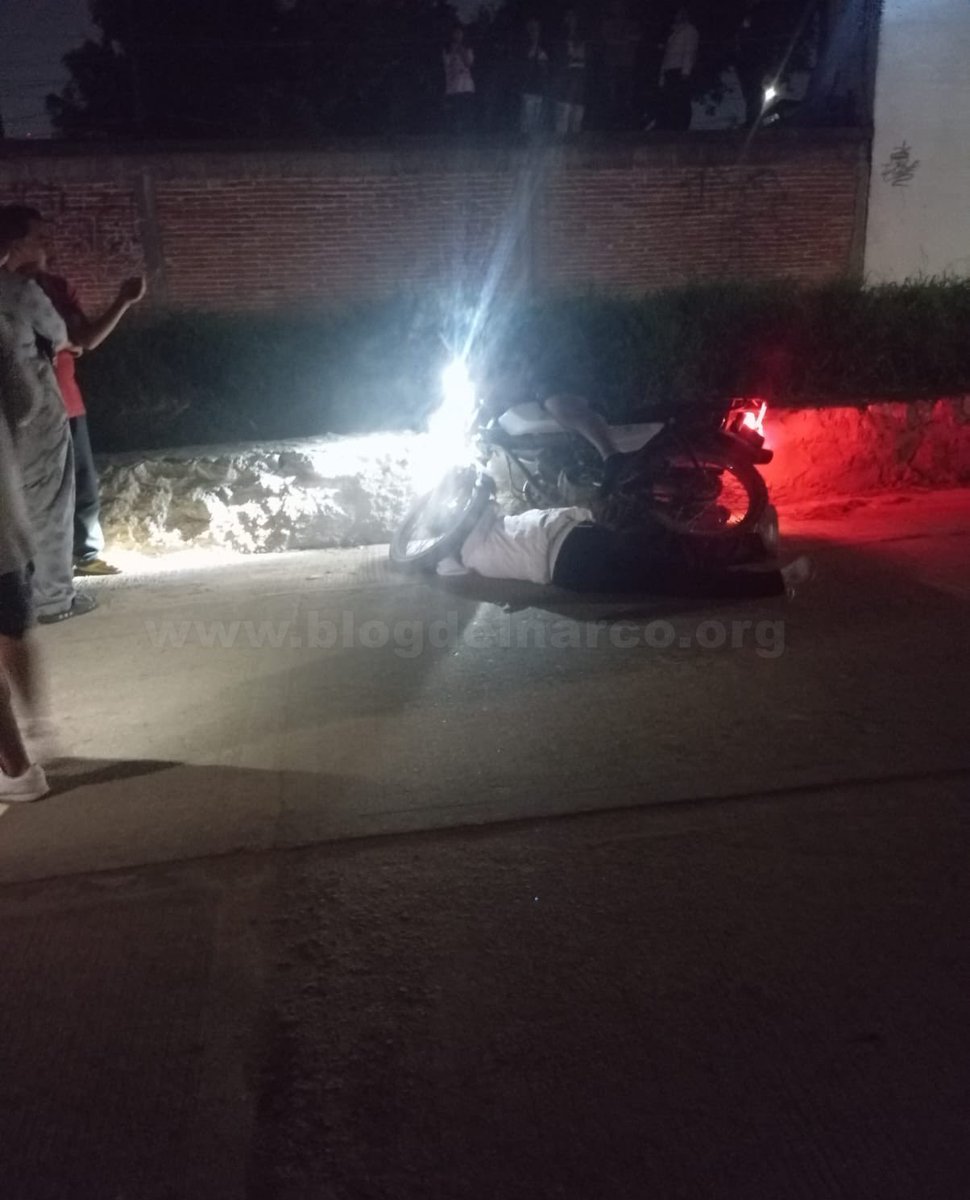 blogdelnarcomex's tweet photo. Sicarios ejecutaron a Jesús Alvarado “El Chuy”, el elotero más querido y a Rosalba su esposa cuando iban en una moto en San Martín Mexicapam, Oaxaca, LEE MÁS AQUÍ 👇👉 https://t.co/RHi1UNRFAf https://t.co/V2aLX08nZ6