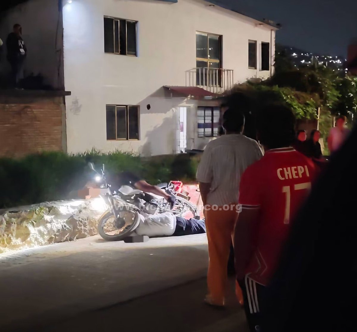 blogdelnarcomex's tweet photo. Sicarios ejecutaron a Jesús Alvarado “El Chuy”, el elotero más querido y a Rosalba su esposa cuando iban en una moto en San Martín Mexicapam, Oaxaca, LEE MÁS AQUÍ 👇👉 https://t.co/RHi1UNRFAf https://t.co/V2aLX08nZ6