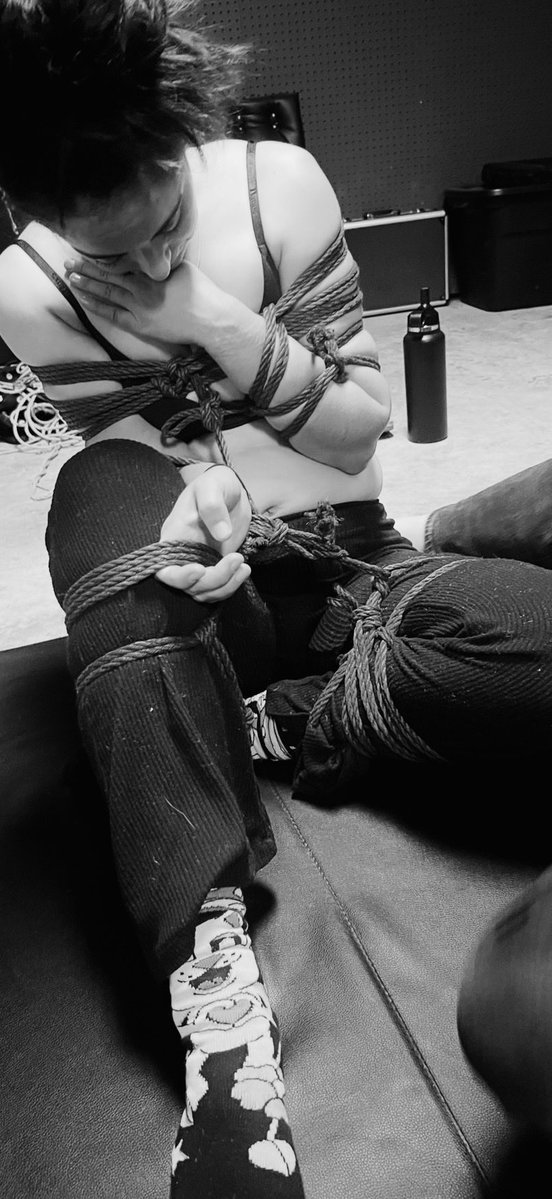 slipperslut's tweet photo. thinking about being in this headspace 🤤 #shibari #rope #footgirl #giantness @shibari_study #ropedrunk https://t.co/yoSZDMewuI