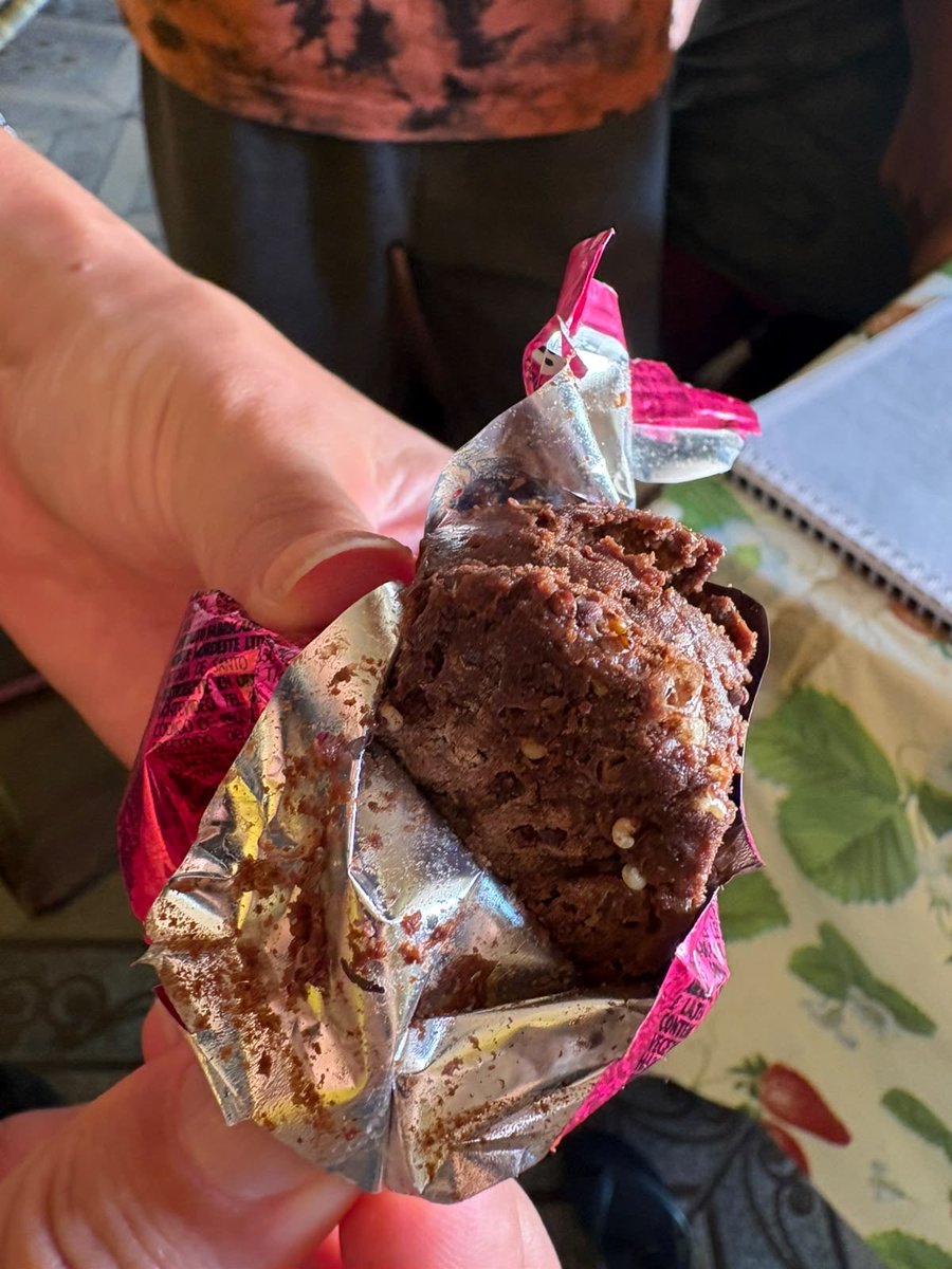 tinkerlittlepi's tweet photo. @Lacta e essa caixa de bombom q nós compramos hoje? q nojooo o bombom cheio de larva🤢🤢🤮🤮🤮 https://t.co/hBVQirRcro