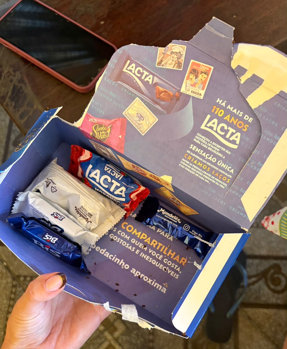 tinkerlittlepi's tweet photo. @Lacta e essa caixa de bombom q nós compramos hoje? q nojooo o bombom cheio de larva🤢🤢🤮🤮🤮 https://t.co/hBVQirRcro