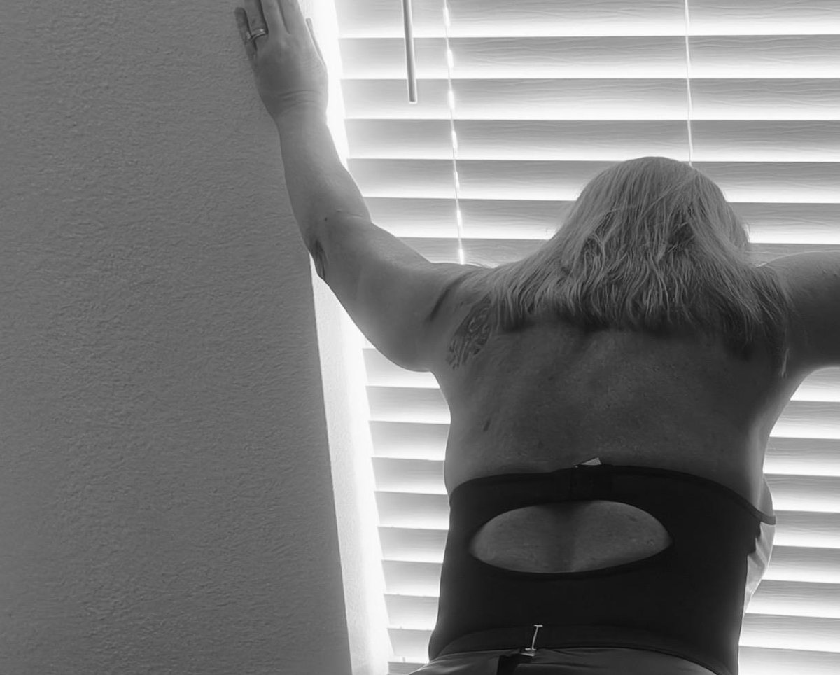 sablevesperxo's tweet photo. She put both hands on the frame and didn't turn around. https://t.co/JpNJq5PyJJ