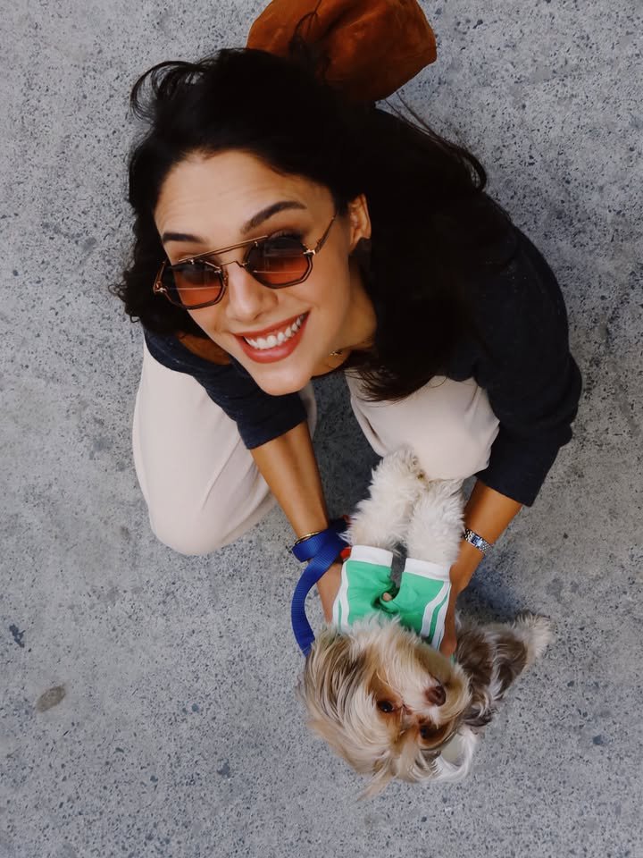 SiteDilinAR's tweet photo. 🍢ᕱ꒷₊˚🌺 [🪔] 🎀༘⋆ #dilindöğer via @\zeynepkumral instagram feed » ¡Que lluevan gatos y perros sobre todas vuestras casas! 😬

PD: Maya está de vacaciones. 🥹

#hayvanhaklarınıkorumagünü #zekintosh 🤎 #Maya 🤍 https://t.co/dmAUvdBVpH