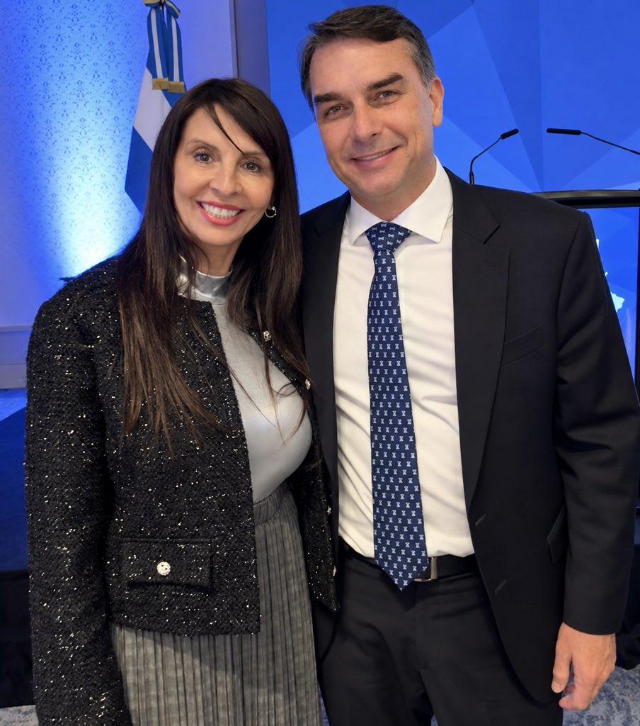 LoreVillaverde1's tweet photo. La izquierda no es dueña de América Latina.

¡Vamos, Flávio Bolsonaro! La libertad avanza cuando los pueblos se animan a defenderla.

Con Milei, Argentina abrió un camino. Brasil puede dar el próximo gran paso.

Que tiemblen los dueños del atraso. 🇦🇷🇧🇷 https://t.co/K9MWzaeGYU