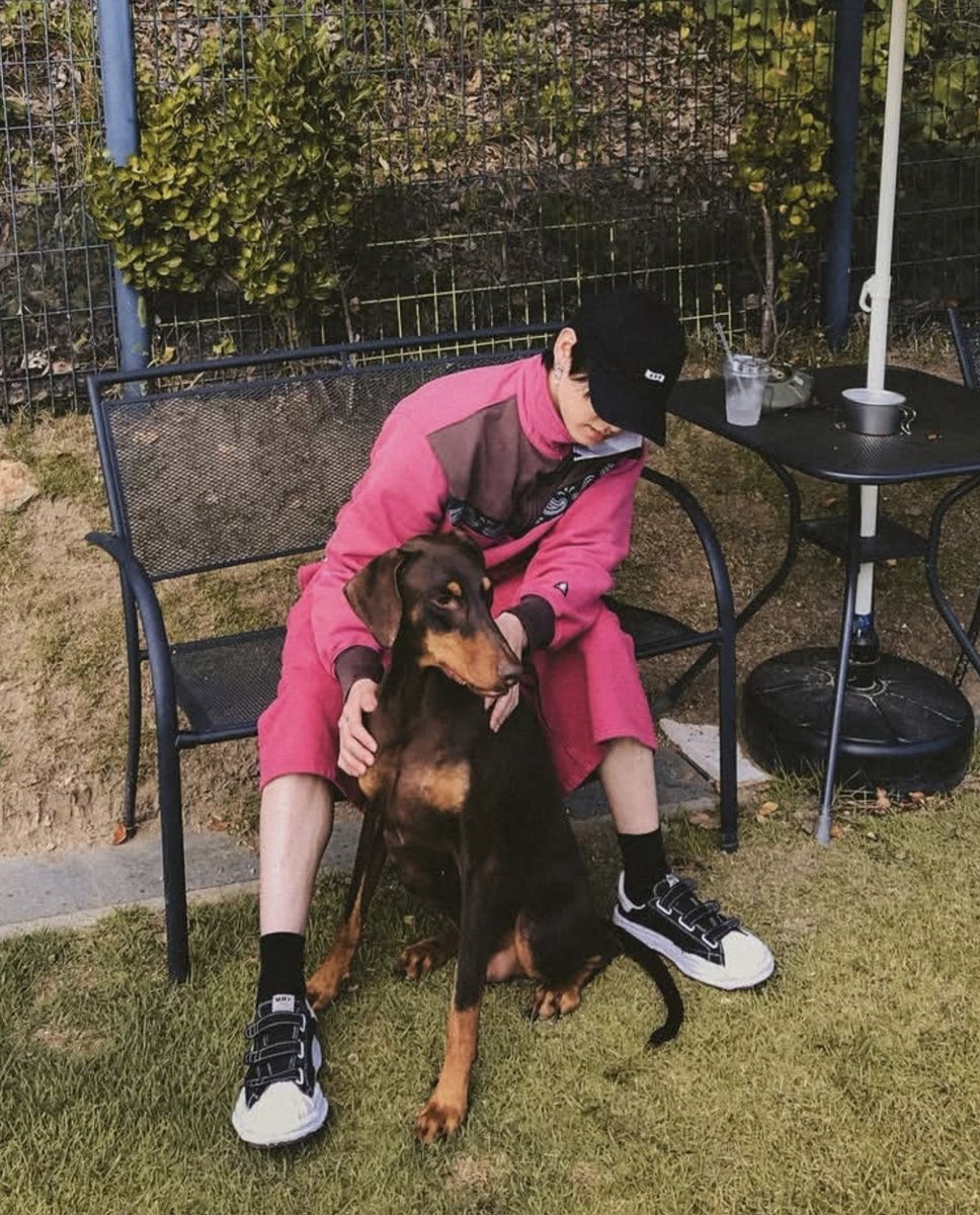winnttaebear's tweet photo. JUNGKOOK WITH BAM https://t.co/NtYY7f5jYO