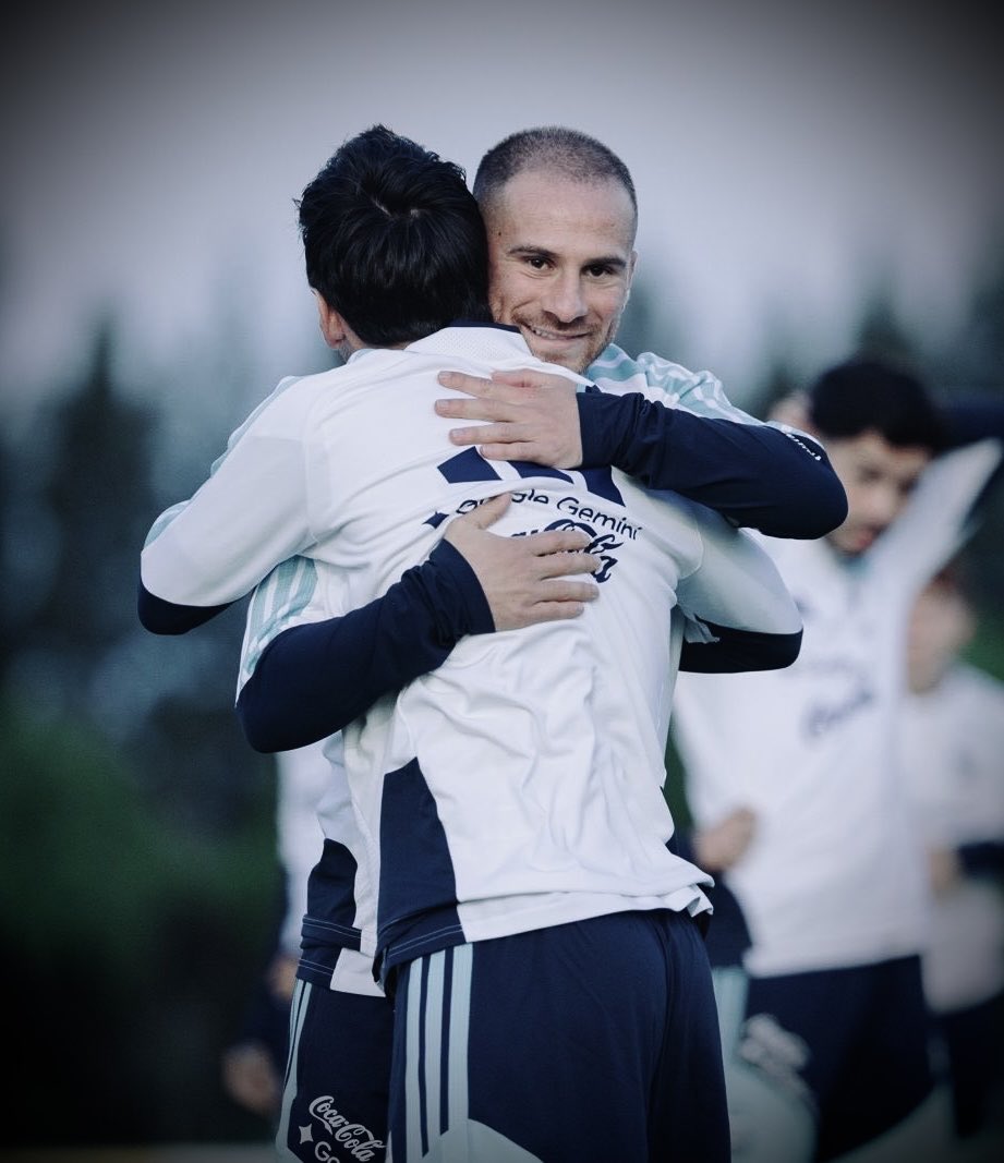 M10GOAT's tweet photo. ماك أليستر يعانق الأسطورة ميسي 🫂🩵 https://t.co/sMBv4dUlY7