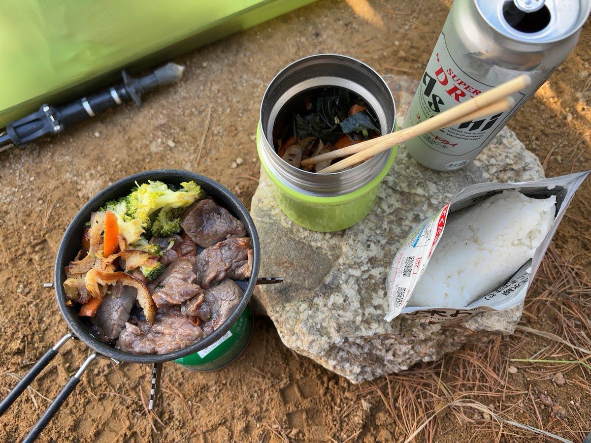 keizi666's tweet photo. なんとなく腑に落ちた説。「キャンプは非効率と不便をスタイルとして楽しむものである」という考え方があるのではないか。だから、非効率であればあるほど良い。それを敢えて課しているのではないか説。キャンプの本質が「不便と非効率を楽しむ」なのではないか。
登山者目線だと非効率に見えるパッキングや装備の選択も、敢えてそうしてるのではないか。だから「ザックの外にカップを付けると汚れるし行動中は使わないでしょ」とか「ザックの上や下にマットを付けると岩や木に引っかかるよ」とか「もっと小型で軽いLEDランタンあるよ」とか「アースカラーだと目立たないから遭難した時に見つけてもらえないよ」とかは「放っとけｗ」になるのではないか説。
（全員とは言わないけど）登山者は割と効率を求める傾向がある。効率よく速く長く歩きたいとか、荷物を減らしてコンパクトにパッキングして体力を温存しながら行動したいとか（効率と安全を求める）。単に泊まるだけだと時間が勿体ないから、あのピークを登ろうとか。
その、効率と非効率が交わる場所が涸沢なのではないかと、昨日歩いて思ったのだった。
だって、片手に寝袋、片手になにやら荷物がたくさん入ったレジ袋を持って、ザックには「よく付けたな！」ってくらいの外付け装備で登っていく人とかいるんだもの。さすがに晒せないので写真は撮ってないけど。マジか、先は長いぞ、もっと楽な方法あるでしょ…と思ったよね。大きなお世話なのだろうけど。
僕も敢えて折りたたみ椅子を持っていったり、真空断熱スープジャーに凍らせた生肉を入れて、山を30km歩いた先の2日目に焼いて食ったりという非効率を楽しむことがあるので、分からんでもない。非効率、つまり余白は楽しみでもある。