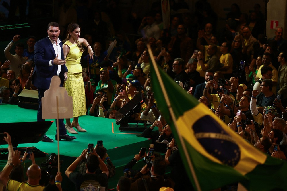 g1's tweet photo. Peça-chave na campanha de Flávio Bolsonaro, Fernanda tenta suavizar imagem do marido https://t.co/e5qXfwmWsO #apuração #eleição2026 https://t.co/R7oYIIwlpI