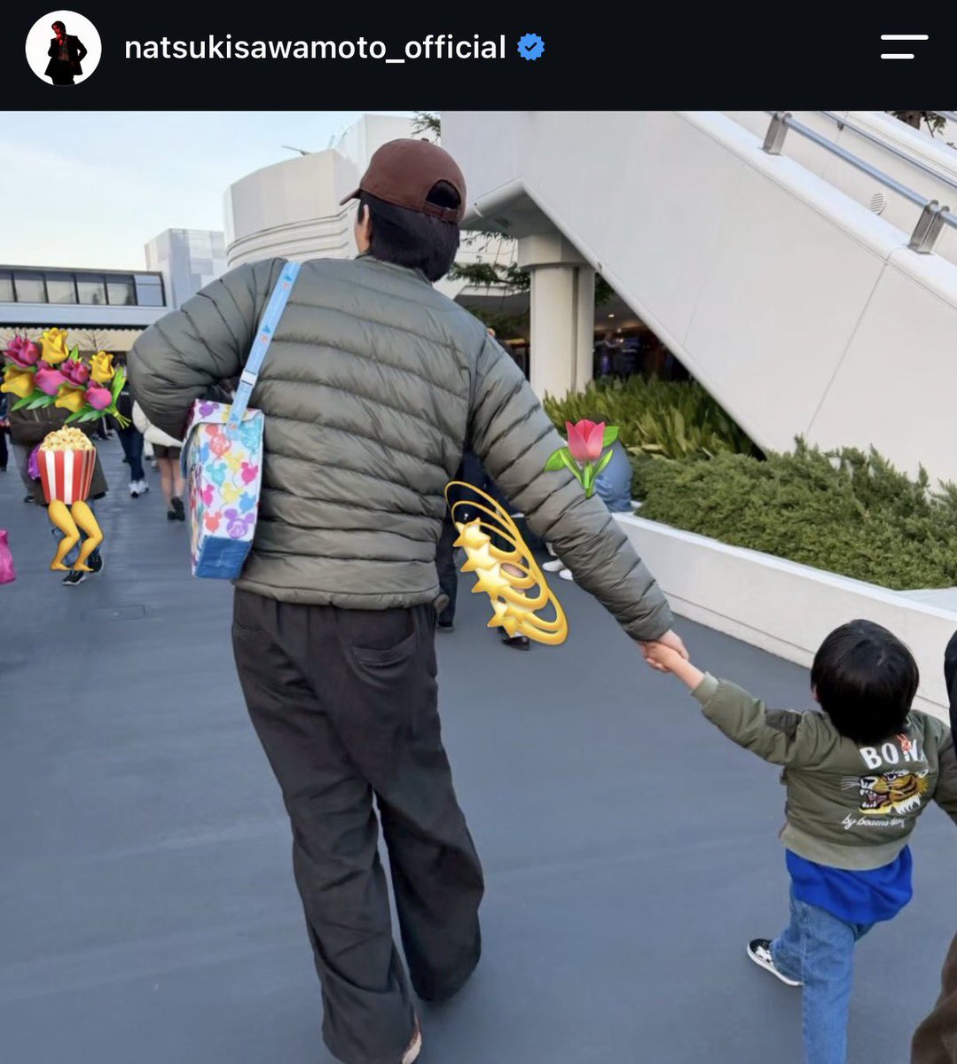 chihaco's tweet photo. a-nation 2026で、色んな方のお目に留まってるぽい白Tメロ男、実はいつぞやバズった面白スタンプ男であることにも気づいて欲しい
  🍿
🦵🦵 https://t.co/Xpzj5eAxWT