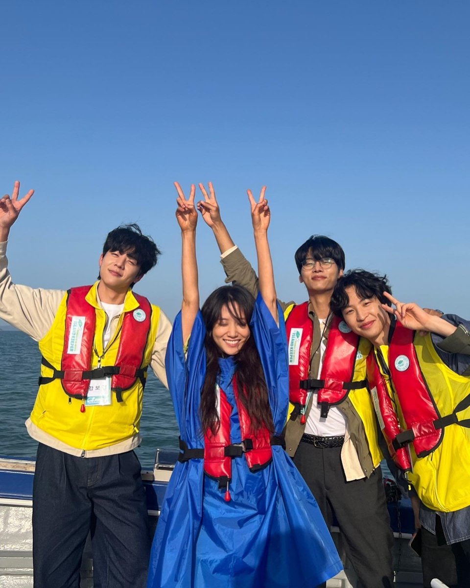 Sun_glitter96's tweet photo. 인생은 어떻게 살아가면 좋을까요?
라는 질문에 <박은빈>처럼 살아보세요. 하고 싶다.
그래서 10대, 20대 빙고가 많은게 좋은점임.
어떻게 살아야 하는지 구축하는때에 은빈을 본보기로 삼고
힘들땐 어떻게 해야 하고
지칠땐 어떻게 해야 하는지 배울 수 있지.
폭발적인 힘으로 달리는 것��다
조금씩 꾸준히 나아가는걸 가르켜주는 토끼요정 박은빈 하자.
다양한 연령에 빙고가 은빈 보고 힘을 얻어가는걸 보는 것만으로
은빈 영향력이 대단하다고 느낌.