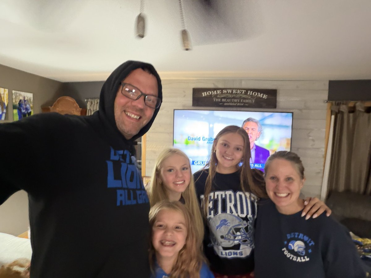 soberdaddy2's tweet photo. Let’s go lions 🦁
@Lions
@BarrySanders
#TeamBeaudry
#OnePride https://t.co/HfyKNx85fJ
