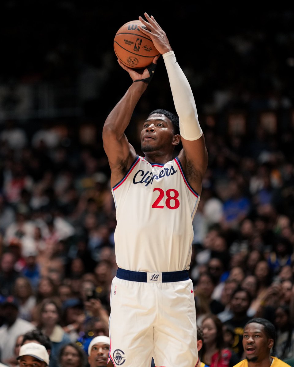 LAClippers's tweet photo. Rui at the half on his Clippers preseason debut! 🔥🔥🔥

21 PTS
5 REB
4-5 3PT
8-11 FG https://t.co/i8q0s6tzi8