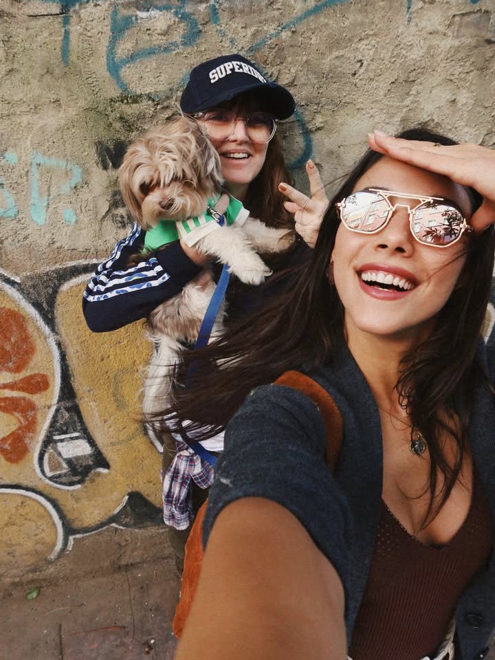 SiteDilinAR's tweet photo. 🍢ᕱ꒷₊˚🌺 [🪔] 🎀༘⋆ #dilindöğer via @\zeynepkumral instagram feed » ¡Que lluevan gatos y perros sobre todas vuestras casas! 😬

PD: Maya está de vacaciones. 🥹

#hayvanhaklarınıkorumagünü #zekintosh 🤎 #Maya 🤍 https://t.co/dmAUvdBVpH
