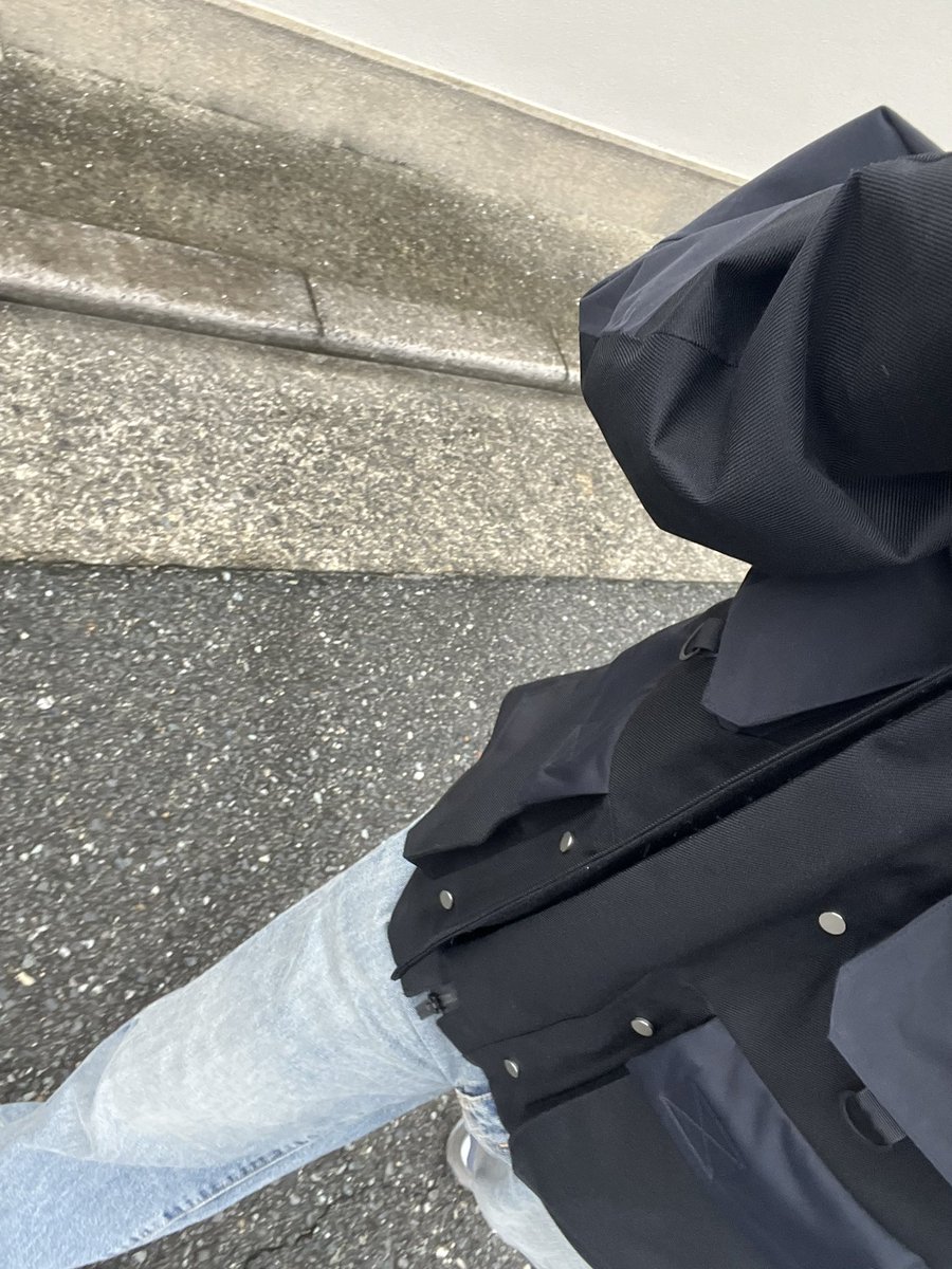 fps_jskr's tweet photo. 雨の日は、久しぶりの Tech Parka。

ドレス寄りが好きですが、天候に合わせて機能服を選ぶのも、たまには良いね

とはいえ、今日はもう少し薄手でもよかったかも。笑

Parka : White Mountaineering
Pants : NEAT
Shoes : New Balance / GORE-TEX https://t.co/s75LsT46mO