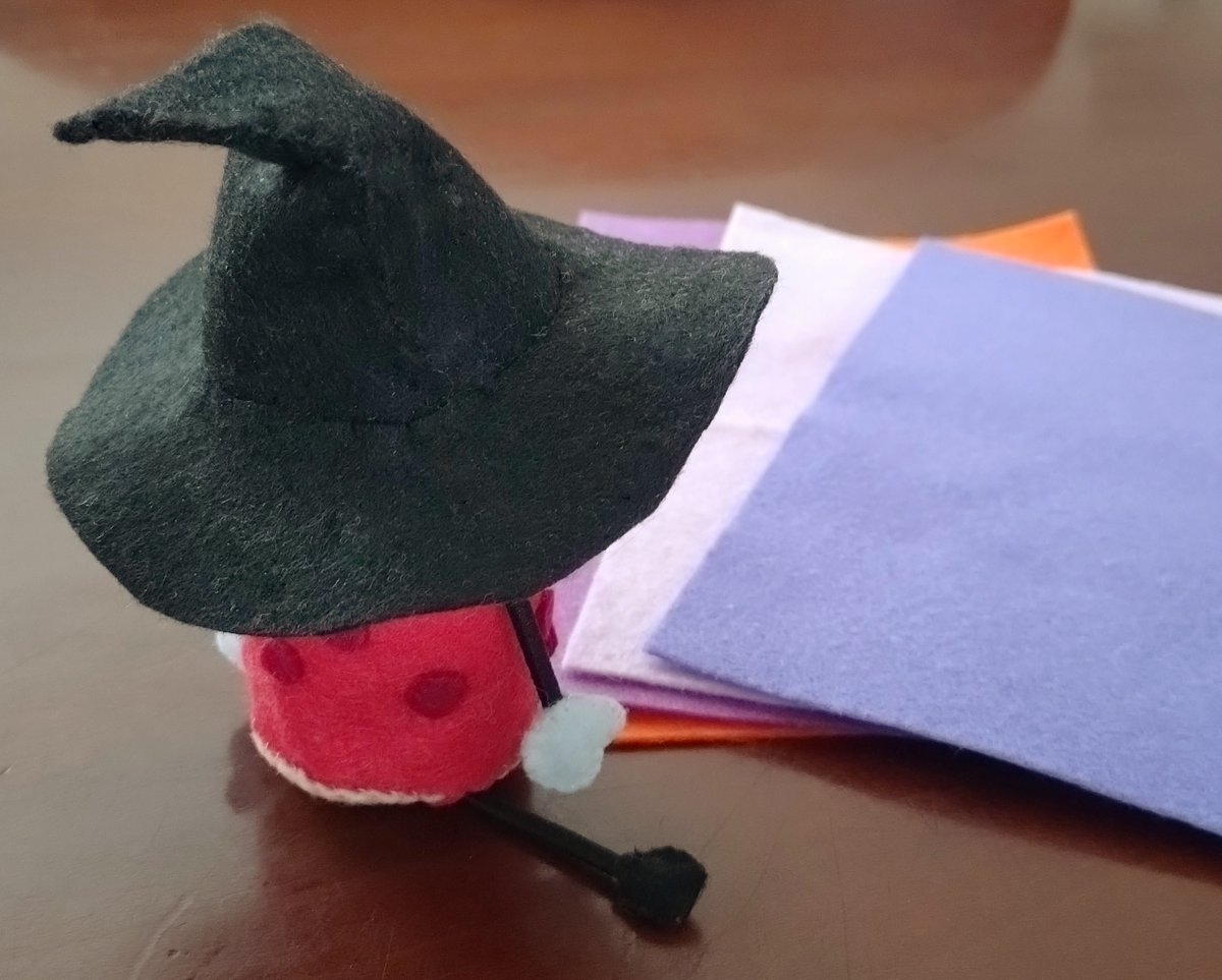 M_ekimae_011's tweet photo. よいとまけくん用ハロウィン衣装、作成中🪡

帽子のベース部分まで完成…！これから装飾のリボン作りを始めます🎀
何色にしようか悩み中です🤔

#駅前店推し活中
#ハンドメイド https://t.co/HhxDCKa2jS