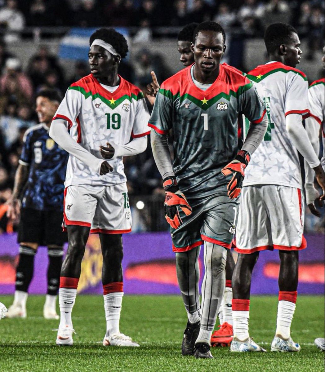 porqueTTarg's tweet photo. "Papelón"

Porque la Federación de Fútbol de Burkina Faso denunció que AFA buscó ahorrar lo máximo posible en el traslado de los jugadores rivales con vuelos low cost y hoteles en pésimas condiciones.

Además, los ingresos de las entradas del público fueron en su totalidad para la Argentina por contrato.

El primer vuelo de Burkina Faso era de 25 horas con escalas, pero fue cancelado, lo que hizo que los futbolistas de ‘primer nivel’ se negaran a viajar.

Finalmente, debió viajar el plantel Sub-23 ya que el partido no podía cancelarse, llegando a Buenos Aires tres horas y media antes del pitido inicial.