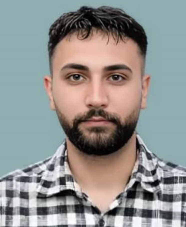 LoabatK's tweet photo. متن ارسالی از شانای عزیز🥺
«اگر اجازه داشتم امشب یک آرزویی بکنم میخواستم که به‌جای جان علیرضا جان من را بگیرند.»

🚨🚨🚨
«۹۶ 🔹 علیرضا سپاهی کیست؟

#علیرضا_سپاهی
تولد: ۲۵ ساله، اهل اصفهان
تاریخ بازداشت: دی‌ماه ۱۴۰۴
اتهام: «محاربه» از طریق حضور در «میدان علیخانی» اصفهان در ۱۸ دی ۱۴۰۴
محکومیت: چهار بار اعدام
● حکم در ۱۸ تیرماه به تایید دیوان عالی کشور رسید.

وکیل: ـ
قاضی: محمد براتی درچه و محمد توکلی، اصفهان
زندان: دستگرد اصفهان

وضعیت زندانی: علیرضا سپاهی در تاریخ ۶ مردادماه قرار بود در ملأعام اعدام شود و همزمان با اجرای حکم پسرعمویش در محیط زندان دچار حمله قلبی (سکته) شد و به بیمارستان الزهرا منتقل گردید. پس از احیا و طی دوره درمان، مجددا به زندان بازگردانده شد.

● در ۱۲ مهر ۱۴۰۵، جهت اجرای حکم به سلول انفرادی زندان دستگرد اصفهان منتقل شده و خانواده او برای «آخرین ملاقات» فراخوانده شده‌اند.

پیشینه: او پسرعموی جاویدنام ابوالفضل سپاهی می‌باشد. (اعدام ۶ مرداد ۱۴۰۵)

● در مهرماه ۱۴۰۵، فایل صوتی از خطبه عقد علیرضا سپاهی و دختری که به او علاقه‌مند است، مهشاد کشانی (که او نیز زندانی سیاسی محکوم به ۵ سال حبس است)، منتشر شد که توسط امیرسالار داوودی، وکیل دادگستری، در زندان خوانده شده بود. بزرگترین خواسته علیرضا سپاهی در حال حاضر، دیدار با همسرش پیش از خطر اجرای حکم است.»
#نه_به‌_اعدام