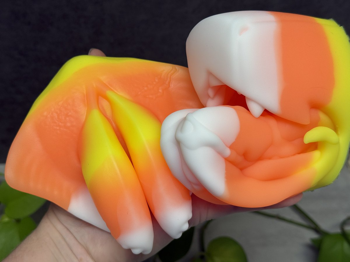 AlchemistEchid's tweet photo. Spooky treats are here! It’s candy corn season 😋🌽 https://t.co/eKHq3RUJDM