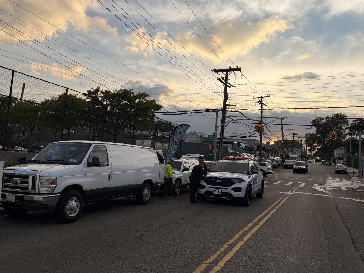 NYPD109Pct's tweet photo. Yesterday, our Q-team conducted a targeted tow operation. Illegally parked and derelict vehicles were summonsed and towed to keep our streets clear and safe. 🚗💨 https://t.co/4yI2HJvuGI