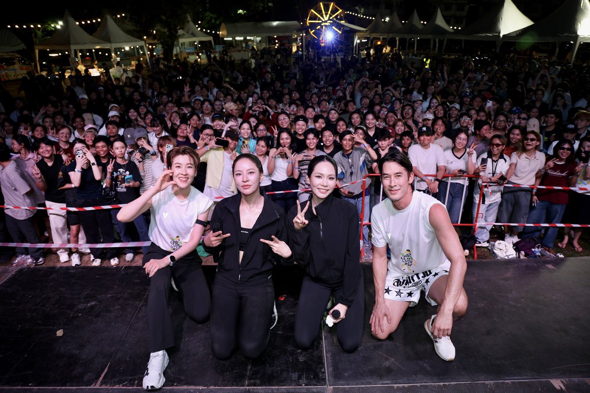 RainbowNewsent's tweet photo. ขยับร่างกาย ขยับความคิด! “Hollywood Thailand” จับมือ “Thairath Plus” ชวนเหล่านักแสดง ร่วมเต้นแอโรบิกก่อนปูเสื่อดูหนังกลางแปลงในงาน “ขยับไปกับหนัง”

#ขยับไปกับหนัง #ThairathPlus #กรมส่งเสริมวัฒนธรรม #กระทรวงวัฒนธรรม

บริษัท ฮอลลีวู้ด (ไทยแลนด์) จำกัด ร่วมกับ สื่อออนไลน์สร้างสรรค์ Thairath Plusสนับสนุนโดย กรมส่งเสริมวัฒนธรรม กระทรวงวัฒนธรรม พร้อมจัดงาน “ขยับไปกับหนัง”เทศกาลภาพยนตร์และสุขภาวะสุดสร้างสรรค์ ระหว่างวันที่ 30 กันยายน – 2 ตุลาคม 2569 ณ ตลาดนัดเลียบด่วนแดนเนรมิต ตั้งแต่เวลา 17.00–21.00 น. โดยเปิดให้ผู้ที่สนใจเข้าร่วมงานฟรีไม่มีค่าใช้จ่าย  การจัดงานในครั้งนี้มีวัตถุประสงค์หลักเพื่อชวนให้ทุกคนในสังคมออกมา “ขยับร่างกาย ขยับความคิด และร่วมขยับวงการภาพยนตร์ไปด้วยกัน”  โดยมุ่งเน้นการสร้างพื้นที่แห่งความสุขที่ผสมผสานความสนุกของโลกภาพยนตร์และวัฒนธรรมร่วมสมัย เข้ากับการดูแลสุขภาวะทั้งทางร่างกายและจิตใจอย่างลงตัว อีกทั้งยังเป็นส่วนหนึ่งในการสนับสนุนและขับเคลื่อนอุตสาหกรรมภาพยนตร์ไทยให้เติบโตอย่างยั่งยืนเพื่อเปลี่ยนรากวัฒนธรรมเป็นโอกาสทางเศรษฐกิจ ผ่าน 3 กิจกรรมไฮไลท์หลัก ได้แก่ TALK ABOUT MOVIE (เสวนาเรื่องหนัง), MOVE WITH CELEBRITY (แอโรบิกสร้างสุขภาวะกับศิลปิน) และ MOVIE IN THE PARK (ชมหนังกลางแปลงรับลมชิล) 

โดย คุณปราณิสา เตียวพิพิธพร ผู้เชี่ยวชาญด้านเครือข่ายและชุมชน ปฏิบัติหน้าที่ผู้อำนวยการกองส่งเสริมวัฒนธรรมสร้างสรรค์ กรมส่งเสริมวัฒนธรรม กระทรวงวัฒนธรรม ในฐานะผู้แทนจากกระทรวงวัฒนธรรม ได้ร่วมงานครั้งนี้เพื่อผลักดันภาพยนตร์ไทยและอุตสาหกรรมสร้างสรรค์ พร้อมส่งเสริมให้เกิดพื้นที่กิจกรรมสาธารณะที่บูรณาการทั้งมิติด้านวัฒนธรรมความบันเทิงและสุขภาวะที่ดีของประชาชนเข้าด้วยกันอย่างเป็นรูปธรรม

ไฮไลท์พิเศษ! ยามเย็นสุดคึกคักและเต็มไปด้วยพลังงานบวก ในพื้นที่เปิดโล่งของแดนเนรมิต โดยในเวลา 17.00 น. เป็นต้นไป แฟนภาพยนตร์จะได้พบกับบรรดาเหล่าทัพนักแสดงและเซเลบริตี้ชื่อดัง ที่จะสลัดลุคสวยหล่อมาสวมวิญญาณสายแดนซ์ นำทีมผู้ร่วมงานเต้นแอโรบิกอย่างเป็นกันเองในกิจกรรม MOVE WITH CELEBRITY เพื่อร่วมสร้างภาพบรรยากาศที่สดใส มีชีวิตชีวา และเต็มเปี่ยมไปด้วยความเฮลตี้ 

โดยวันที่ 30 กันยายน นำโดย เชียร์-ธิฆัมพร, บิ๊น-สิรีธร ลีห์อร่ามวัฒน์, ปุยนุ่น-วรางค์ศิริ ธนจรัสวรภัทร์, อุ้ม-ทวีพร พริ้งจำรัส, มีนา-ริณา ฉัตรอมรชัย, เซนต์ ศุภพงษ์ อุดมแก้วกาญจนา, อั๊ต อัษฎา พานิชกุล, น้ำใส พิชญาภา นาถา, เจมส์ ธนบูรณ์ วิศว์รุ่งโรจน์, กานต์-พันธกานต์ วิรัตน์, ภูมิ-ภูมิภัทร์ ขันยศ, ขมิ้น-อัญญาวรินทร์ ศุภธีรเลิศ และแม็กก้า ณัฐภัทร ดีเลิศตระกูล

วันที่ 1 ตุลาคม นำโดย เบเบ้-ธันย์ชนก ฤทธินาคา, คิมม่อน-วโรดม เข็มมณฑา, น้ำเพชร สุชานันท์ สุขพันธ์, เนเน่ ธนิดา อัครวุฒิ

วันที่ 2 ตุลาคม นำโดย เอ๋ย สุประวีณ์ พลการ, เอม ณัฐกฤตา วงศ์เรืองวิศาล, พีพี ภูมิพัฒน์ แซ่ลิ้ม, น้ำเพชร สุชานันท์ สุขพันธ์, นก มนัสชนก อุตรวณิช

หลังจากเต็มอิ่มกับการเสียเหงื่อและเติมพลังบวกให้ร่างกายแล้ว บรรยากาศของงานจะปรับโหมดเข้าสู่ความผ่อนคลายในสไตล์ MOVIE IN THE PARK ให้ทุกคนได้ร่วมปูเสื่อนั่งรับลมเย็นๆ ใต้แสงดาว พร้อมย้อนวันวานสัมผัสประสบการณ์ชมภาพยนตร์ไทยยอดนิยมระดับคลาสสิก 3 วัน 3 เรื่อง “ป้าแฮปปี้ she ท่าเยอะ”  “องครักษ์พิทักษ์เจี๊ยบ” “มือปืน” ผ่านจอหนังกลางแปลงขนาดใหญ่ในเวลา 19.00 น. นับเป็นค่ำคืนที่ครบรสทั้งความสนุก สุขภาพดี และความประทับใจที่คนรักหนังและสายรักสุขภาพไม่ควรพลาด
            
โปรดติดตามเทศกาลภาพยนตร์และกิจกรรมสร้างสรรค์เพื่อส่งเสริมสุขภาวะและวัฒนธรรมร่วมสมัยดีๆแบบนี้ ได้ทาง Thairath plus และ Hollywood Thailand