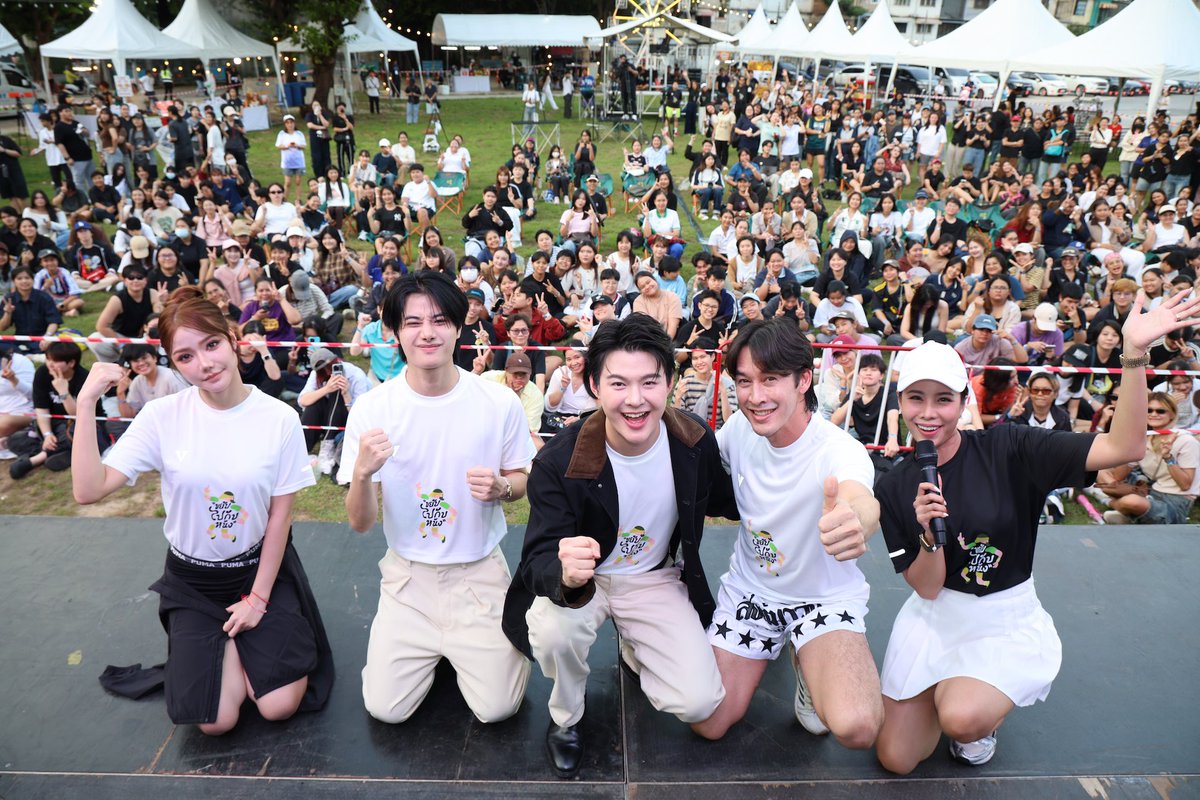 RainbowNewsent's tweet photo. ขยับร่างกาย ขยับความคิด! “Hollywood Thailand” จับมือ “Thairath Plus” ชวนเหล่านักแสดง ร่วมเต้นแอโรบิกก่อนปูเสื่อดูหนังกลางแปลงในงาน “ขยับไปกับหนัง”

#ขยับไปกับหนัง #ThairathPlus #กรมส่งเสริมวัฒนธรรม #กระทรวงวัฒนธรรม

บริษัท ฮอลลีวู้ด (ไทยแลนด์) จำกัด ร่วมกับ สื่อออนไลน์สร้างสรรค์ Thairath Plusสนับสนุนโดย กรมส่งเสริมวัฒนธรรม กระทรวงวัฒนธรรม พร้อมจัดงาน “ขยับไปกับหนัง”เทศกาลภาพยนตร์และสุขภาวะสุดสร้างสรรค์ ระหว่างวันที่ 30 กันยายน – 2 ตุลาคม 2569 ณ ตลาดนัดเลียบด่วนแดนเนรมิต ตั้งแต่เวลา 17.00–21.00 น. โดยเปิดให้ผู้ที่สนใจเข้าร่วมงานฟรีไม่มีค่าใช้จ่าย  การจัดงานในครั้งนี้มีวัตถุประสงค์หลักเพื่อชวนให้ทุกคนในสังคมออกมา “ขยับร่างกาย ขยับความคิด และร่วมขยับวงการภาพยนตร์ไปด้วยกัน”  โดยมุ่งเน้นการสร้างพื้นที่แห่งความสุขที่ผสมผสานความสนุกของโลกภาพยนตร์และวัฒนธรรมร่วมสมัย เข้ากับการดูแลสุขภาวะทั้งทางร่างกายและจิตใจอย่างลงตัว อีกทั้งยังเป็นส่วนหนึ่งในการสนับสนุนและขับเคลื่อนอุตสาหกรรมภาพยนตร์ไทยให้เติบโตอย่างยั่งยืนเพื่อเปลี่ยนรากวัฒนธรรมเป็นโอกาสทางเศรษฐกิจ ผ่าน 3 กิจกรรมไฮไลท์หลัก ได้แก่ TALK ABOUT MOVIE (เสวนาเรื่องหนัง), MOVE WITH CELEBRITY (แอโรบิกสร้างสุขภาวะกับศิลปิน) และ MOVIE IN THE PARK (ชมหนังกลางแปลงรับลมชิล) 

โดย คุณปราณิสา เตียวพิพิธพร ผู้เชี่ยวชาญด้านเครือข่ายและชุมชน ปฏิบัติหน้าที่ผู้อำนวยการกองส่งเสริมวัฒนธรรมสร้างสรรค์ กรมส่งเสริมวัฒนธรรม กระทรวงวัฒนธรรม ในฐานะผู้แทนจากกระทรวงวัฒนธรรม ได้ร่วมงานครั้งนี้เพื่อผลักดันภาพยนตร์ไทยและอุตสาหกรรมสร้างสรรค์ พร้อมส่งเสริมให้เกิดพื้นที่กิจกรรมสาธารณะที่บูรณาการทั้งมิติด้านวัฒนธรรมความบันเทิงและสุขภาวะที่ดีของประชาชนเข้าด้วยกันอย่างเป็นรูปธรรม

ไฮไลท์พิเศษ! ยามเย็นสุดคึกคักและเต็มไปด้วยพลังงานบวก ในพื้นที่เปิดโล่งของแดนเนรมิต โดยในเวลา 17.00 น. เป็นต้นไป แฟนภาพยนตร์จะได้พบกับบรรดาเหล่าทัพนักแสดงและเซเลบริตี้ชื่อดัง ที่จะสลัดลุคสวยหล่อมาสวมวิญญาณสายแดนซ์ นำทีมผู้ร่วมงานเต้นแอโรบิกอย่างเป็นกันเองในกิจกรรม MOVE WITH CELEBRITY เพื่อร่วมสร้างภาพบรรยากาศที่สดใส มีชีวิตชีวา และเต็มเปี่ยมไปด้วยความเฮลตี้ 

โดยวันที่ 30 กันยายน นำโดย เชียร์-ธิฆัมพร, บิ๊น-สิรีธร ลีห์อร่ามวัฒน์, ปุยนุ่น-วรางค์ศิริ ธนจรัสวรภัทร์, อุ้ม-ทวีพร พริ้งจำรัส, มีนา-ริณา ฉัตรอมรชัย, เซนต์ ศุภพงษ์ อุดมแก้วกาญจนา, อั๊ต อัษฎา พานิชกุล, น้ำใส พิชญาภา นาถา, เจมส์ ธนบูรณ์ วิศว์รุ่งโรจน์, กานต์-พันธกานต์ วิรัตน์, ภูมิ-ภูมิภัทร์ ขันยศ, ขมิ้น-อัญญาวรินทร์ ศุภธีรเลิศ และแม็กก้า ณัฐภัทร ดีเลิศตระกูล

วันที่ 1 ตุลาคม นำโดย เบเบ้-ธันย์ชนก ฤทธินาคา, คิมม่อน-วโรดม เข็มมณฑา, น้ำเพชร สุชานันท์ สุขพันธ์, เนเน่ ธนิดา อัครวุฒิ

วันที่ 2 ตุลาคม นำโดย เอ๋ย สุประวีณ์ พลการ, เอม ณัฐกฤตา วงศ์เรืองวิศาล, พีพี ภูมิพัฒน์ แซ่ลิ้ม, น้ำเพชร สุชานันท์ สุขพันธ์, นก มนัสชนก อุตรวณิช

หลังจากเต็มอิ่มกับการเสียเหงื่อและเติมพลังบวกให้ร่างกายแล้ว บรรยากาศของงานจะปรับโหมดเข้าสู่ความผ่อนคลายในสไตล์ MOVIE IN THE PARK ให้ทุกคนได้ร่วมปูเสื่อนั่งรับลมเย็นๆ ใต้แสงดาว พร้อมย้อนวันวานสัมผัสประสบการณ์ชมภาพยนตร์ไทยยอดนิยมระดับคลาสสิก 3 วัน 3 เรื่อง “ป้าแฮปปี้ she ท่าเยอะ”  “องครักษ์พิทักษ์เจี๊ยบ” “มือปืน” ผ่านจอหนังกลางแปลงขนาดใหญ่ในเวลา 19.00 น. นับเป็นค่ำคืนที่ครบรสทั้งความสนุก สุขภาพดี และความประทับใจที่คนรักหนังและสายรักสุขภาพไม่ควรพลาด
            
โปรดติดตามเทศกาลภาพยนตร์และกิจกรรมสร้างสรรค์เพื่อส่งเสริมสุขภาวะและวัฒนธรรมร่วมสมัยดีๆแบบนี้ ได้ทาง Thairath plus และ Hollywood Thailand