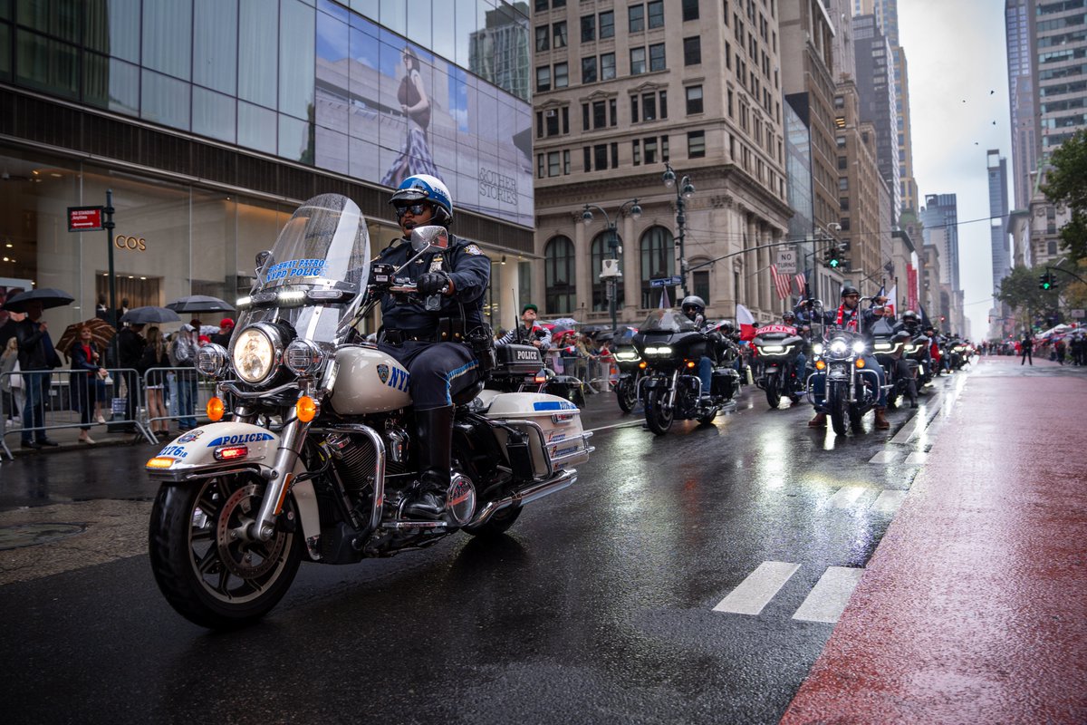 NYPDnews's tweet photo. The 89th Annual Pulaski Day Parade made its way down 5th Avenue today.

It's one of the oldest parades in the city, celebrating the heritage, culture, and contributions of Polish Americans.

The NYPD kept it a safe day for all! https://t.co/h9WwgdvRTm