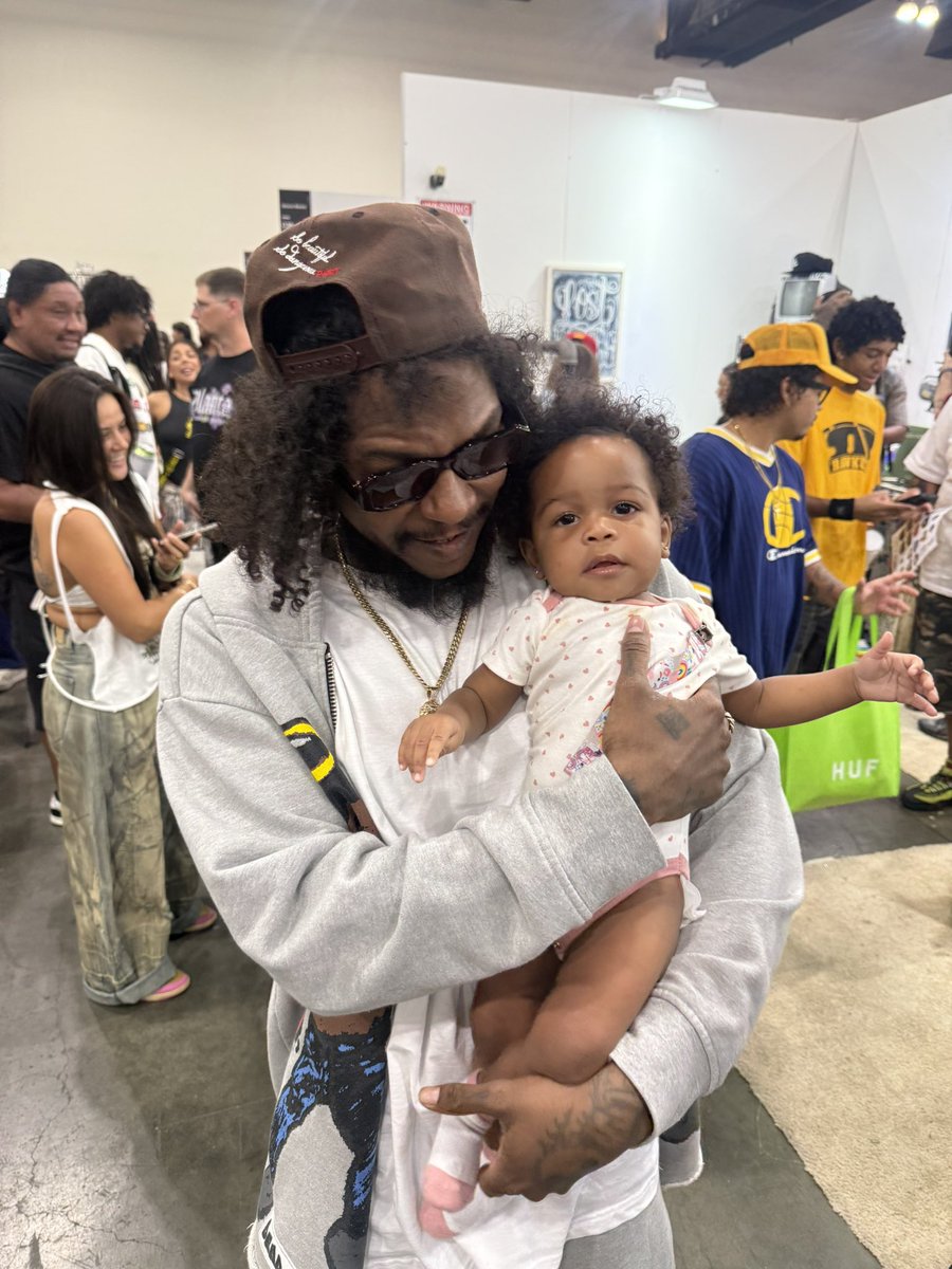 Tr1zz's tweet photo. My daughter and Ab-Soul at Complexcon https://t.co/lP2OOZnuD7