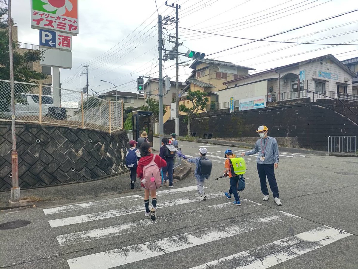 ynagatani3's tweet photo. 10月5日（月）豊能町
皆さま、おはようございます。 
ぐずついた朝です。
今日の天気はくもり☁時々雨☔
予想最高気温は20℃です。
週はじめ、子ども達は元気に登校いたしました🏫
見守りは無事故で終了🧒　
今日も一日、ご安全に😀
#豊能町　#朝のご挨拶　
#子ども見守り　#今日も元気に https://t.co/3nMfUbEu2Q