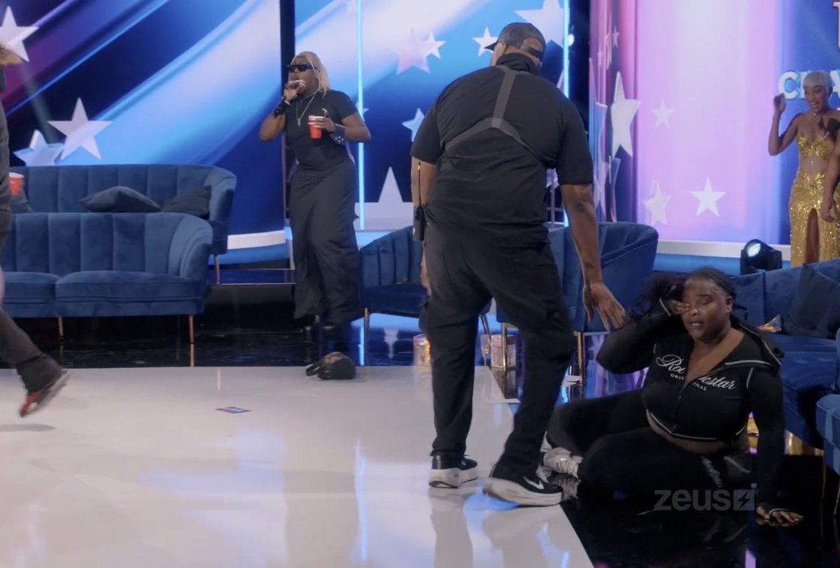 RayMarajTV's tweet photo. Why y’all feel sorry for Rollie? She literally called Lex a hoe &amp; escort, taunted her online for WEEKS, then had the nerve to try threatening her with Tesehki? 😭 That’s why her big ahh ended up on the floor holding her eye. Hopefully got some sense knocked into her. #BaddiesUSA https://t.co/jKKx4Ujk6J