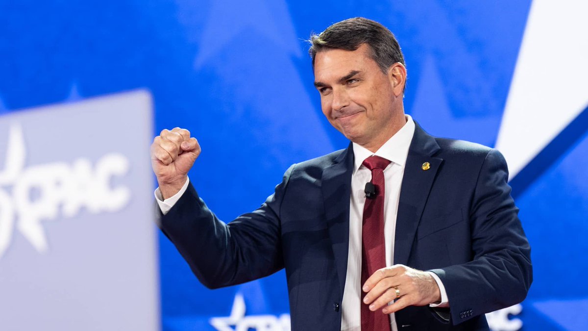 KobeissiLetter's tweet photo. BREAKING: Flavio Bolsonaro has defeated Brazilian President Lula da Silva in the first round of Brazil’s presidential election.

Bolsonaro received 47.3% of the vote, compared to 44.8% for Lula, with 98% of votes counted.

Neither candidate reached the 50% threshold needed to win outright, sending the election to an October 25th runoff.

This marks marking Lula’s first presidential election defeat since 1998.