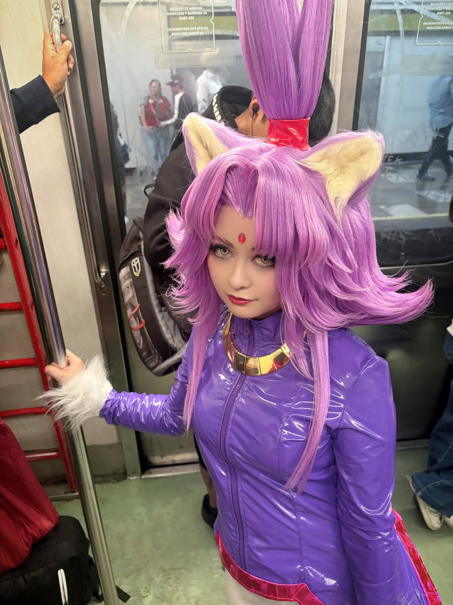 Lucybell_Pink's tweet photo. La princesa Blaze viajando humildemente en el metro mezclándose con sus habitantes :u #blazethecat #cosplay https://t.co/bFIqjRn6p7