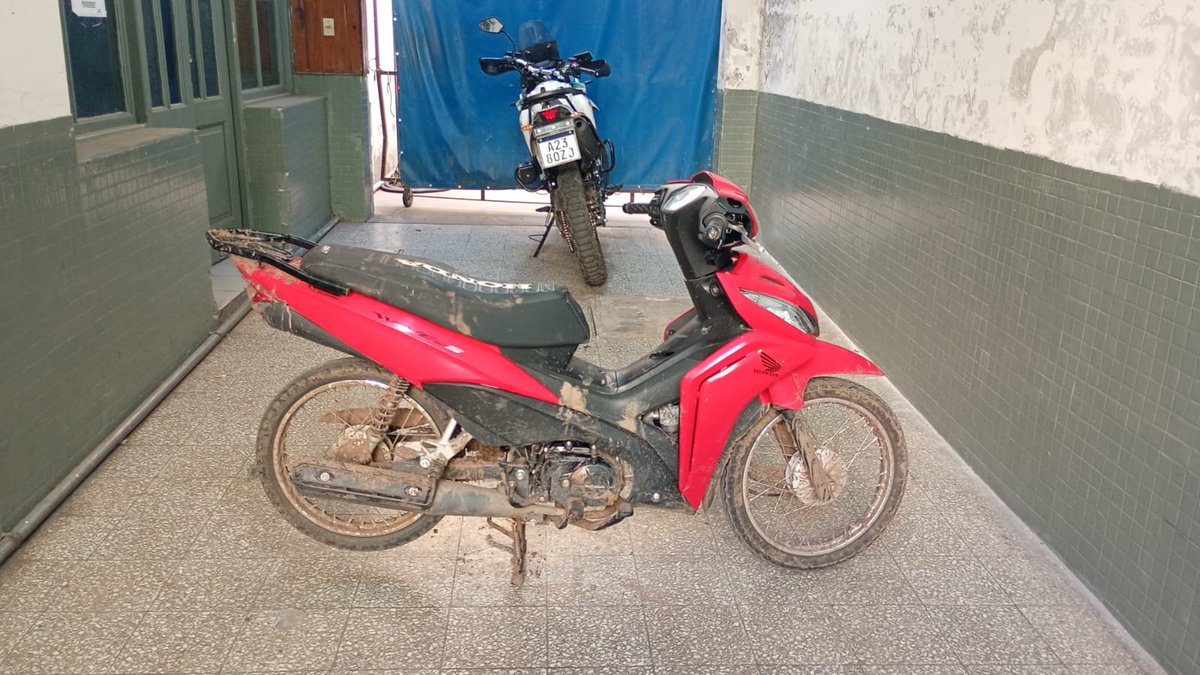 seguridadch's tweet photo. Recuperaron otra motocicleta que había sido robada 

Personal policial logró recuperar una motocicleta Honda Wave que había sido sustraída días atrás de un domicilio ubicado en calle Padre Zacarías al 400.

Mientras avanzaba la investigación, los efectivos lograron identificar a un grupo de menores que estaría vinculado con distintos hechos de sustracción de motocicletas registrados en la ciudad.

En el marco de las tareas investigativas, el personal policial logró localizar otra moto en inmediaciones de avenida De Tomaso que había sido robada poco antes. 

Al verse cercados por el accionar policial, los involucrados abandonaron el rodado.

La motocicleta fue recuperada y quedó a disposición de la Justicia, mientras continúan las actuaciones para determinar la participación de los menores identificados en este y otros hechos similares.

⚠️ ADVERTENCIA A LA COMUNIDAD: ESTAFAS TRAS EL ROBO DE MOTOCICLETAS

Ante la difusión de motocicletas sustraídas, se advierte a la comunidad sobre una modalidad de estafa que tiene como víctimas a personas a las que les robaron sus vehículos.

Los estafadores se comunican con los damnificados y aseguran tener la motocicleta o haberla comprado, ofreciendo supuestamente devolverla a cambio de una determinada suma de dinero.

🚨 Esta situación es falsa. Se trata de estafadores que se aprovechan de la desesperación y preocupación de las víctimas.

Se recomienda no realizar transferencias de dinero, no efectuar pagos y no brindar datos personales o bancarios ante este tipo de llamados o mensajes.

Ante cualquier comunicación de estas características, se solicita realizar la denuncia y dar aviso a la Policía, aportando los números telefónicos, mensajes o cualquier otro dato que pueda contribuir a la investigación.