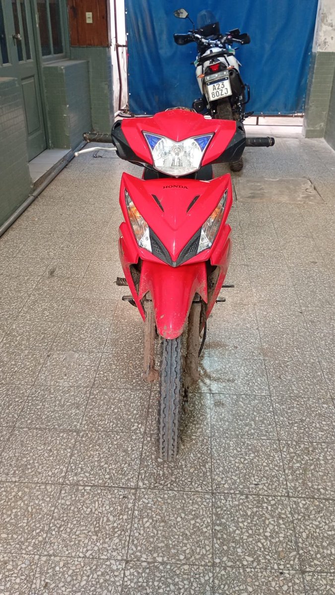 seguridadch's tweet photo. Recuperaron otra motocicleta que había sido robada 

Personal policial logró recuperar una motocicleta Honda Wave que había sido sustraída días atrás de un domicilio ubicado en calle Padre Zacarías al 400.

Mientras avanzaba la investigación, los efectivos lograron identificar a un grupo de menores que estaría vinculado con distintos hechos de sustracción de motocicletas registrados en la ciudad.

En el marco de las tareas investigativas, el personal policial logró localizar otra moto en inmediaciones de avenida De Tomaso que había sido robada poco antes. 

Al verse cercados por el accionar policial, los involucrados abandonaron el rodado.

La motocicleta fue recuperada y quedó a disposición de la Justicia, mientras continúan las actuaciones para determinar la participación de los menores identificados en este y otros hechos similares.

⚠️ ADVERTENCIA A LA COMUNIDAD: ESTAFAS TRAS EL ROBO DE MOTOCICLETAS

Ante la difusión de motocicletas sustraídas, se advierte a la comunidad sobre una modalidad de estafa que tiene como víctimas a personas a las que les robaron sus vehículos.

Los estafadores se comunican con los damnificados y aseguran tener la motocicleta o haberla comprado, ofreciendo supuestamente devolverla a cambio de una determinada suma de dinero.

🚨 Esta situación es falsa. Se trata de estafadores que se aprovechan de la desesperación y preocupación de las víctimas.

Se recomienda no realizar transferencias de dinero, no efectuar pagos y no brindar datos personales o bancarios ante este tipo de llamados o mensajes.

Ante cualquier comunicación de estas características, se solicita realizar la denuncia y dar aviso a la Policía, aportando los números telefónicos, mensajes o cualquier otro dato que pueda contribuir a la investigación.