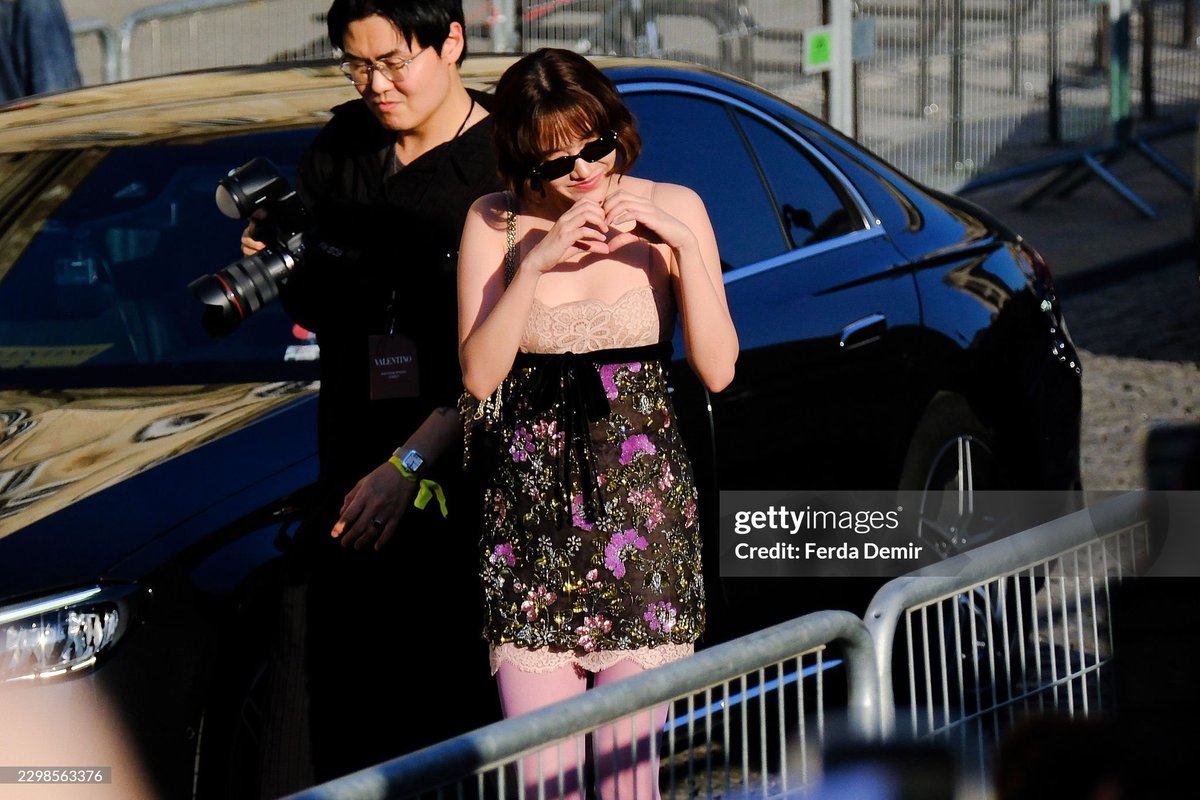 earnznNK's tweet photo. ฟรีนกับลาย��้ำ Getty images คือ เหมาะสม 😍

SAROCHA X VALENTINO PFW SS27
#ValentinoSS27xFreen
#ValentinoAntibiblioteca
#ValentinoGaravani
#srchafreen #PFW https://t.co/tBvL7S82tp