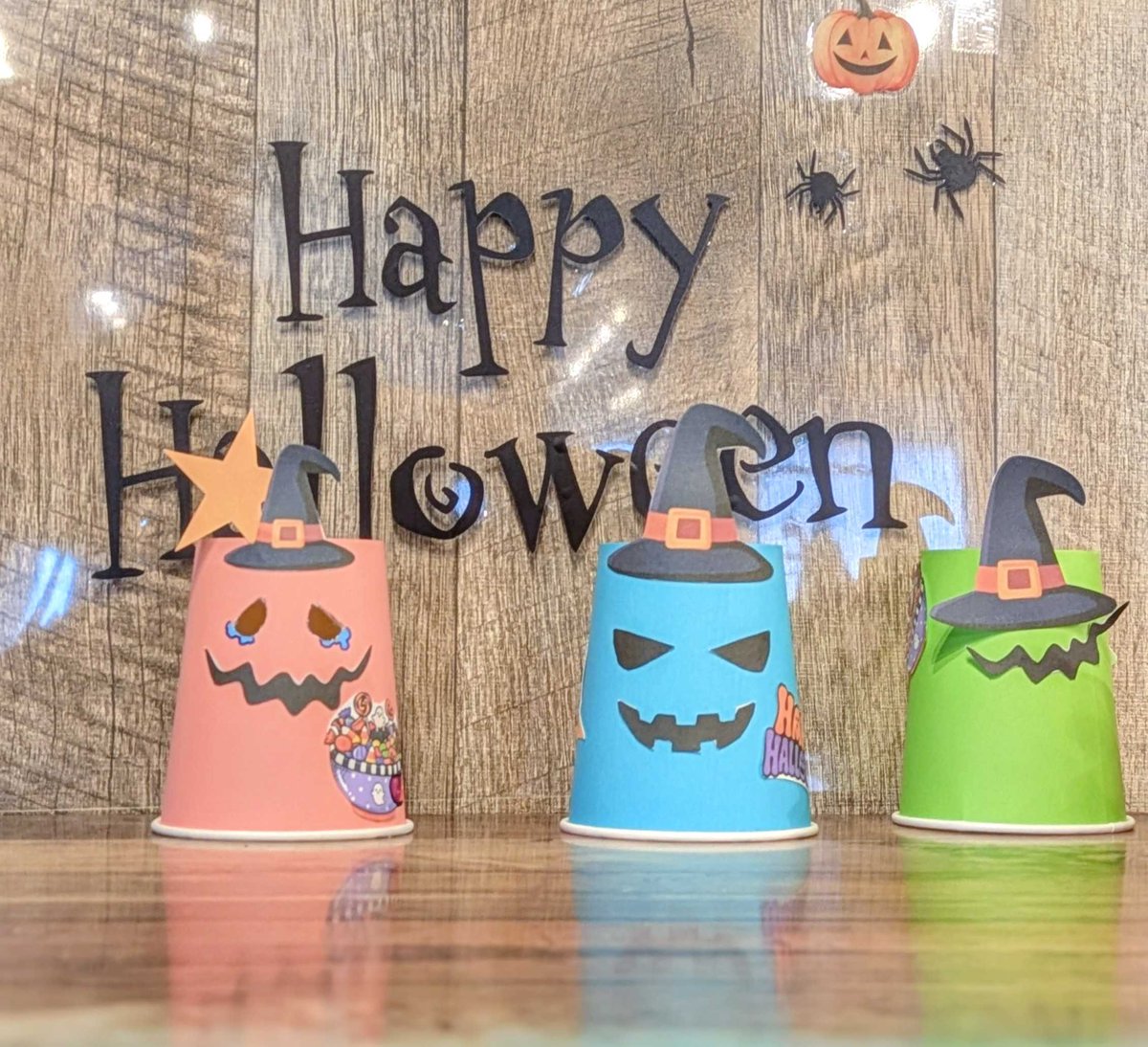 ss_kamiarakawa's tweet photo. 🎃イベント準備中！👻
今回の「光るオバケランタン」を、SOCIALSQUAREで実習中の医療創生大学の実習生とメンバーさんが一緒に制作しました✨
どれも個性たっぷり！当日はぜひ作りに来てください👻🏮参加者にはいわきFCコラボステッカーも配布します⚽️
#SOCIALSQUARE #いわきFC #ほこみち #ハロウィン https://t.co/QRkfF5Y77l