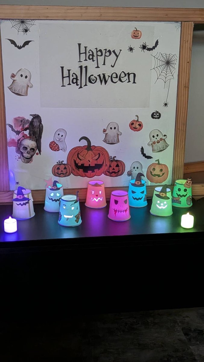 ss_kamiarakawa's tweet photo. 🎃イベント準備中！👻
今回の「光るオバケランタン」を、SOCIALSQUAREで実習中の医療創生大学の実習生とメンバーさんが一緒に制作しました✨
どれも個性たっぷり！当日はぜひ作りに来てください👻🏮参加者にはいわきFCコラボステッカーも配布します⚽️
#SOCIALSQUARE #いわきFC #ほこみち #ハロウィン https://t.co/QRkfF5Y77l