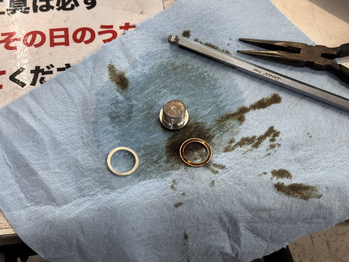 carlink_delight's tweet photo. ポルシェ981ボクスターGTSのオイル交換です！

いつもありがとうございます😭

バチイケ仕様（PCCB LHD MT）の981ボクスターGTSですが、この仕様でガンガンおのりになるオーナー様ですのですでに前回の交換から6〜7000km乗られてしまったとのこと、、、😂

しっかりオイル交換させていただいて、またガンガン乗ってあげてください！

ご用命ありがとうございました！💁‍♂️

《大後》