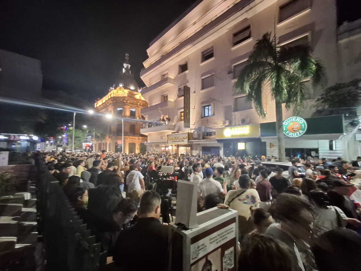 EdQuintana's tweet photo. ¡Ganó Asunción! Los asuncenos celebramos en la calle Palma. https://t.co/T7PfjsXYch