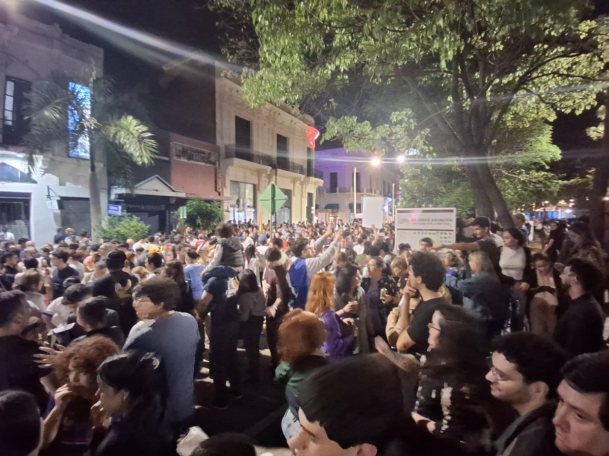 EdQuintana's tweet photo. ¡Ganó Asunción! Los asuncenos celebramos en la calle Palma. https://t.co/T7PfjsXYch