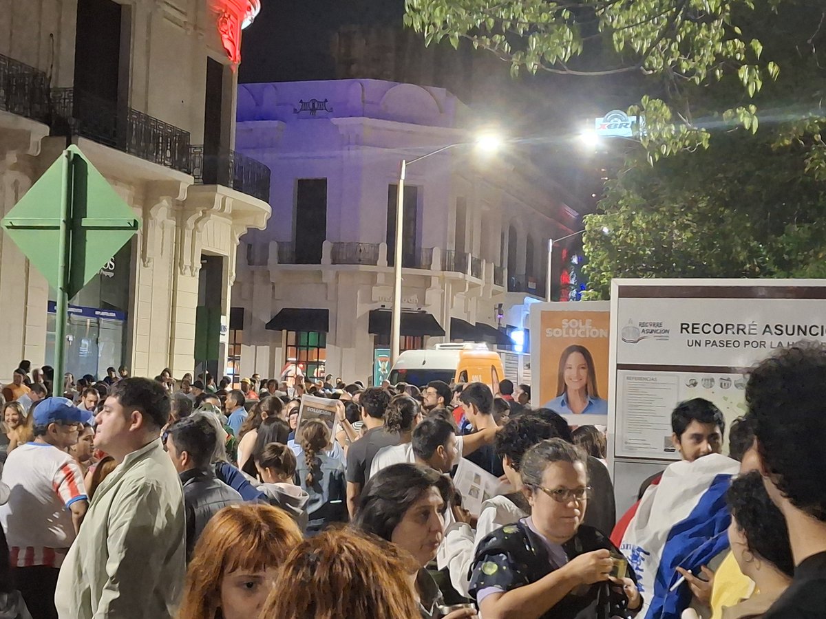 EdQuintana's tweet photo. ¡Ganó Asunción! Los asuncenos celebramos en la calle Palma. https://t.co/T7PfjsXYch