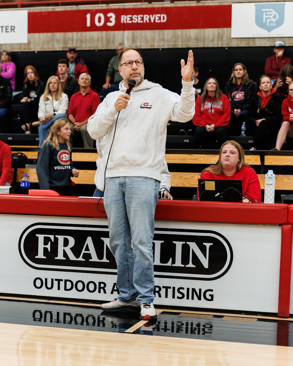 SCSUHuskies_VB's tweet photo. 𝐇𝐞𝐚𝐝 𝐇𝐮𝐬𝐤𝐲 𝐀𝐩𝐩𝐞𝐚𝐫𝐚𝐧𝐜𝐞 🐾

Huge thanks to 𝐏𝐫𝐞𝐬𝐢𝐝𝐞𝐧𝐭 𝐓𝐨𝐦𝐬𝐨 for coming out to our Homecoming match yesterday and making some pre-match remarks!

#HuskiesVolleyball 🏐 | #GoHuskies 🐾 https://t.co/h7Wxsoz8aX