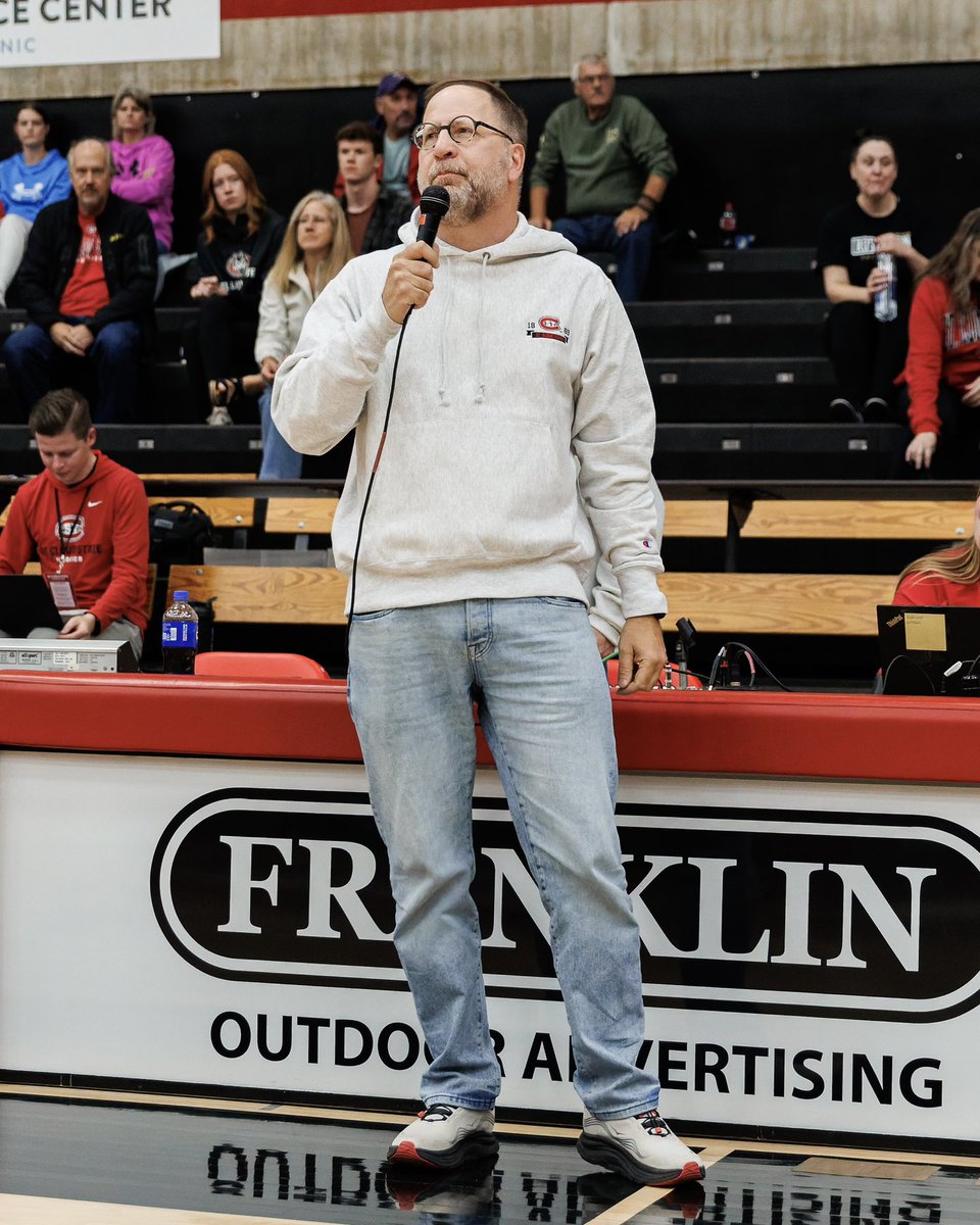SCSUHuskies_VB's tweet photo. 𝐇𝐞𝐚𝐝 𝐇𝐮𝐬𝐤𝐲 𝐀𝐩𝐩𝐞𝐚𝐫𝐚𝐧𝐜𝐞 🐾

Huge thanks to 𝐏𝐫𝐞𝐬𝐢𝐝𝐞𝐧𝐭 𝐓𝐨𝐦𝐬𝐨 for coming out to our Homecoming match yesterday and making some pre-match remarks!

#HuskiesVolleyball 🏐 | #GoHuskies 🐾 https://t.co/h7Wxsoz8aX