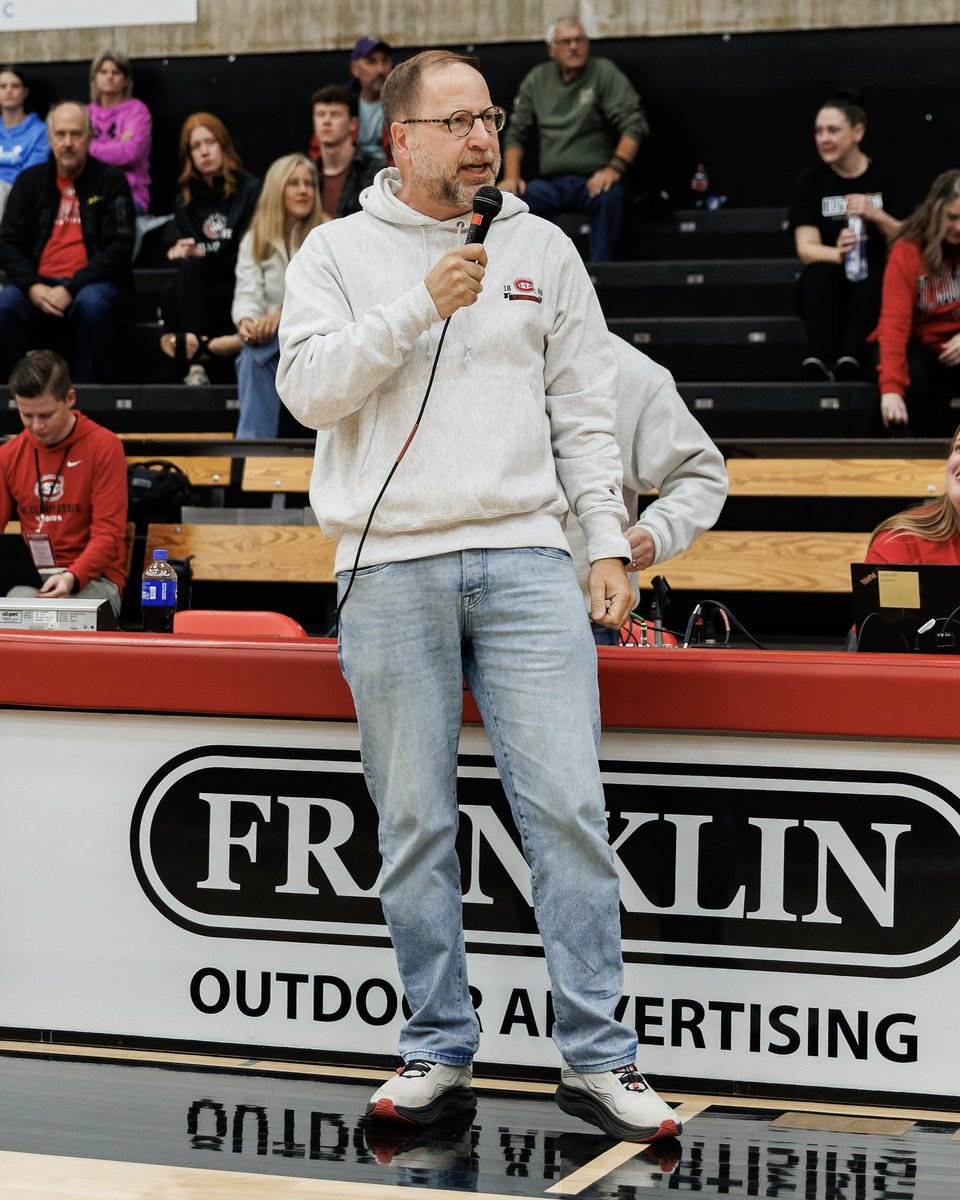SCSUHuskies_VB's tweet photo. 𝐇𝐞𝐚𝐝 𝐇𝐮𝐬𝐤𝐲 𝐀𝐩𝐩𝐞𝐚𝐫𝐚𝐧𝐜𝐞 🐾

Huge thanks to 𝐏𝐫𝐞𝐬𝐢𝐝𝐞𝐧𝐭 𝐓𝐨𝐦𝐬𝐨 for coming out to our Homecoming match yesterday and making some pre-match remarks!

#HuskiesVolleyball 🏐 | #GoHuskies 🐾 https://t.co/h7Wxsoz8aX