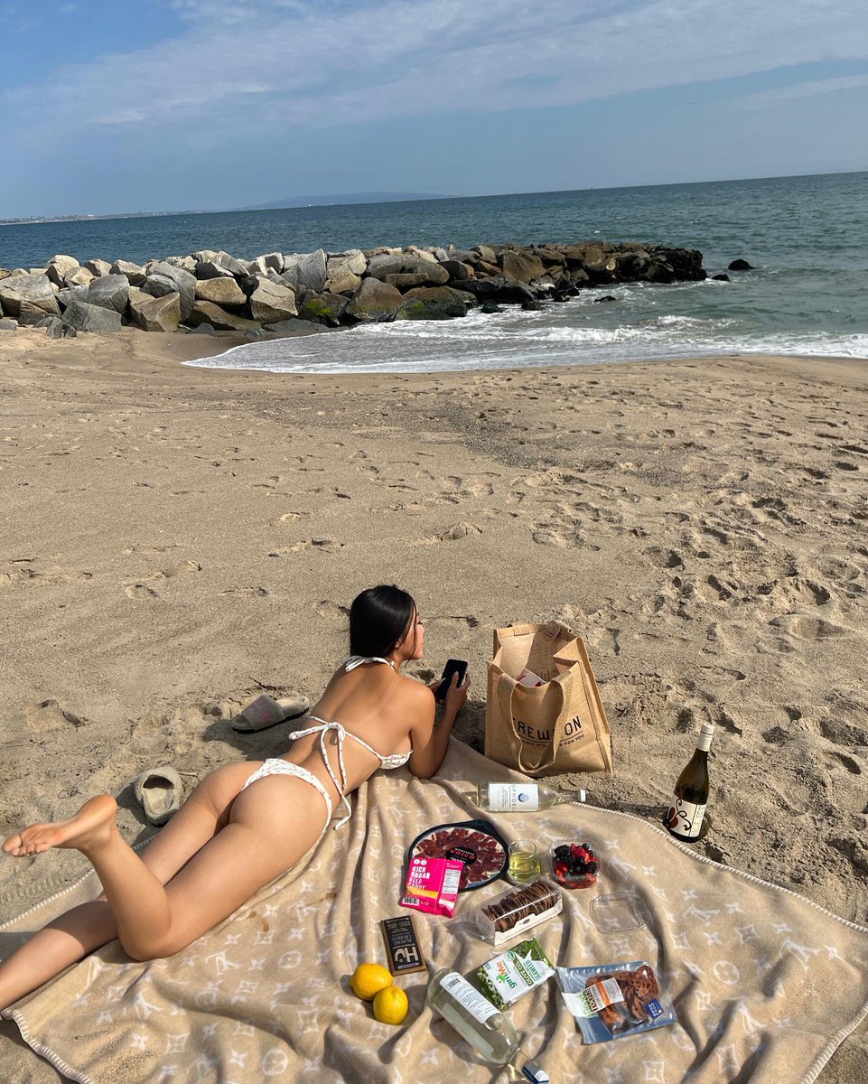 Chenxuez7's tweet photo. Salt in the air, sunshine on my skin. https://t.co/sfuN6nphiE